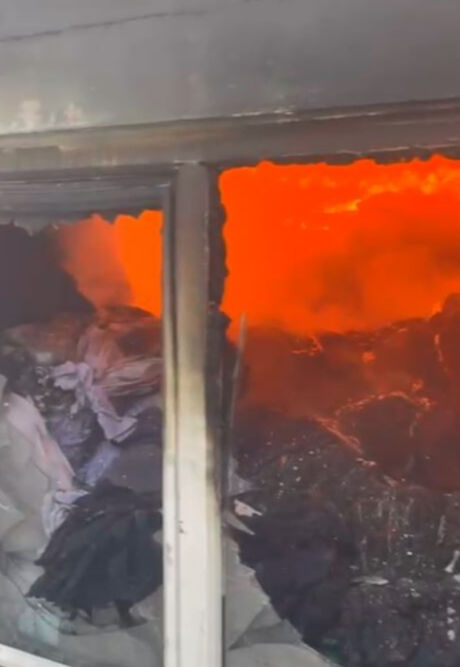 Sultanbeyli'nde tekstil atölyesinde yangın! Koca bina küle döndü - 2. Resim