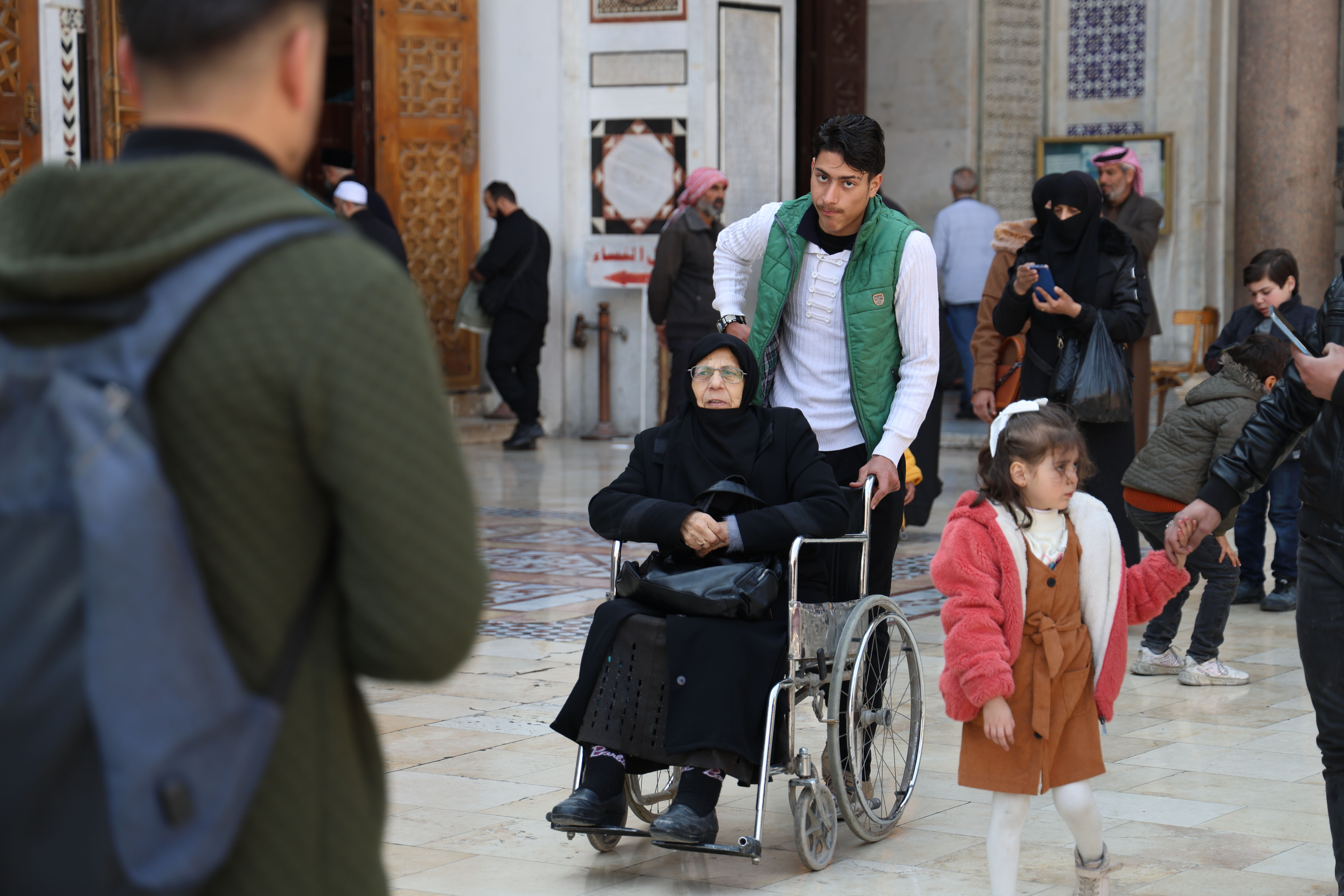 Suriye'ye giden Türkler Emevi Camii'nde! Cuma namazına akın ettiler - 3. Resim
