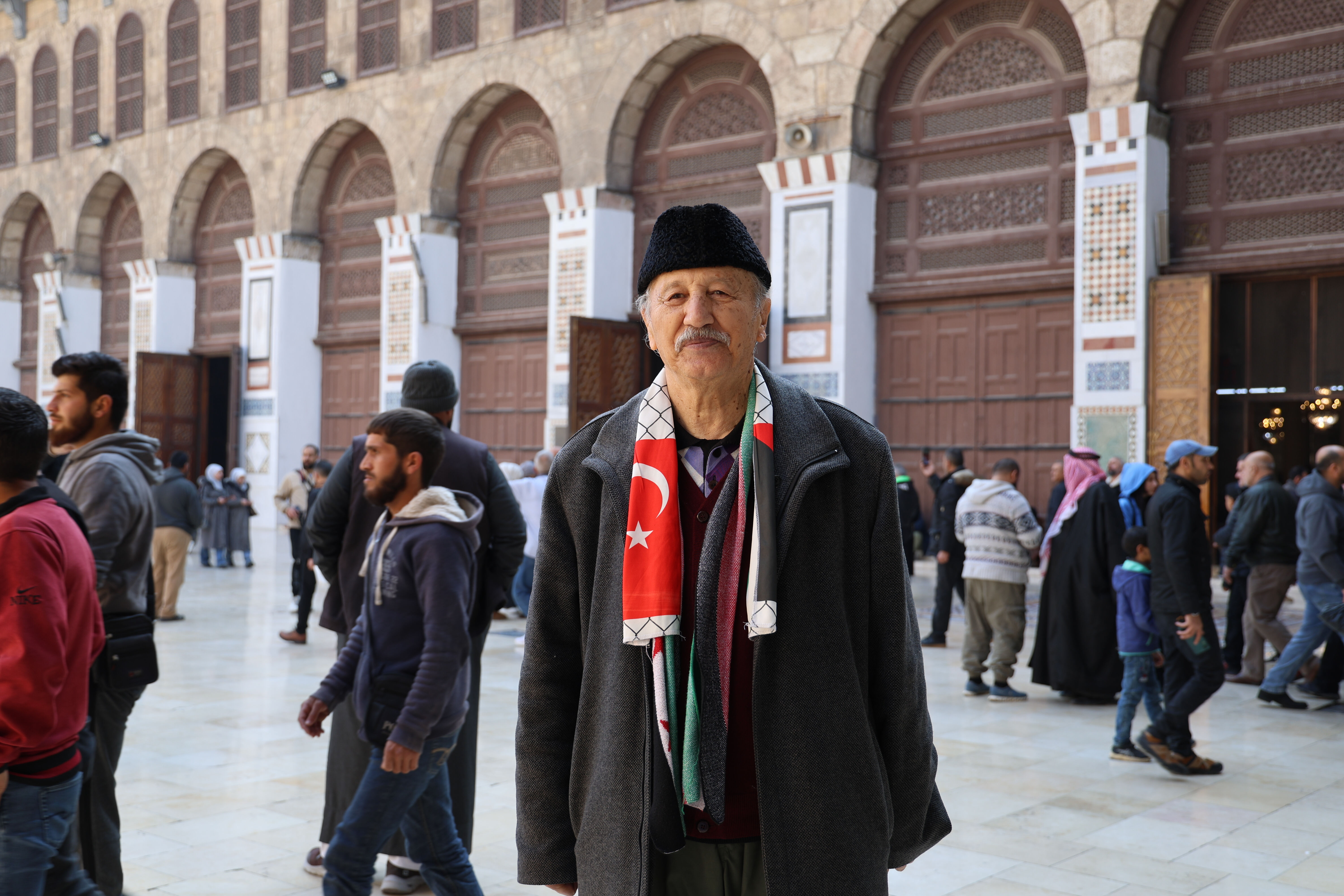 Suriye'ye giden Türkler Emevi Camii'nde! Cuma namazına akın ettiler - 2. Resim