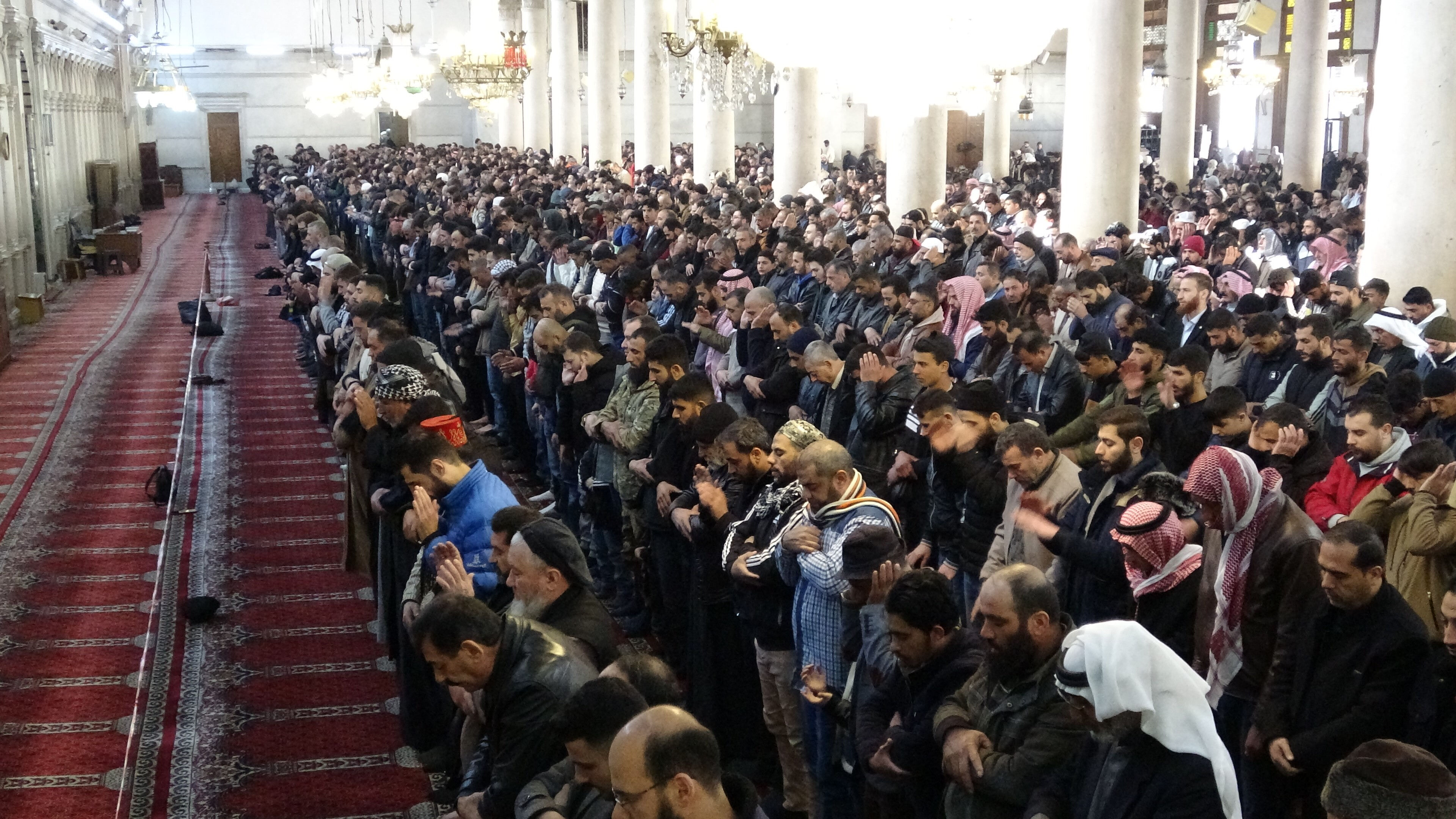 Suriye'ye giden Türkler Emevi Camii'nde! Cuma namazına akın ettiler - 1. Resim