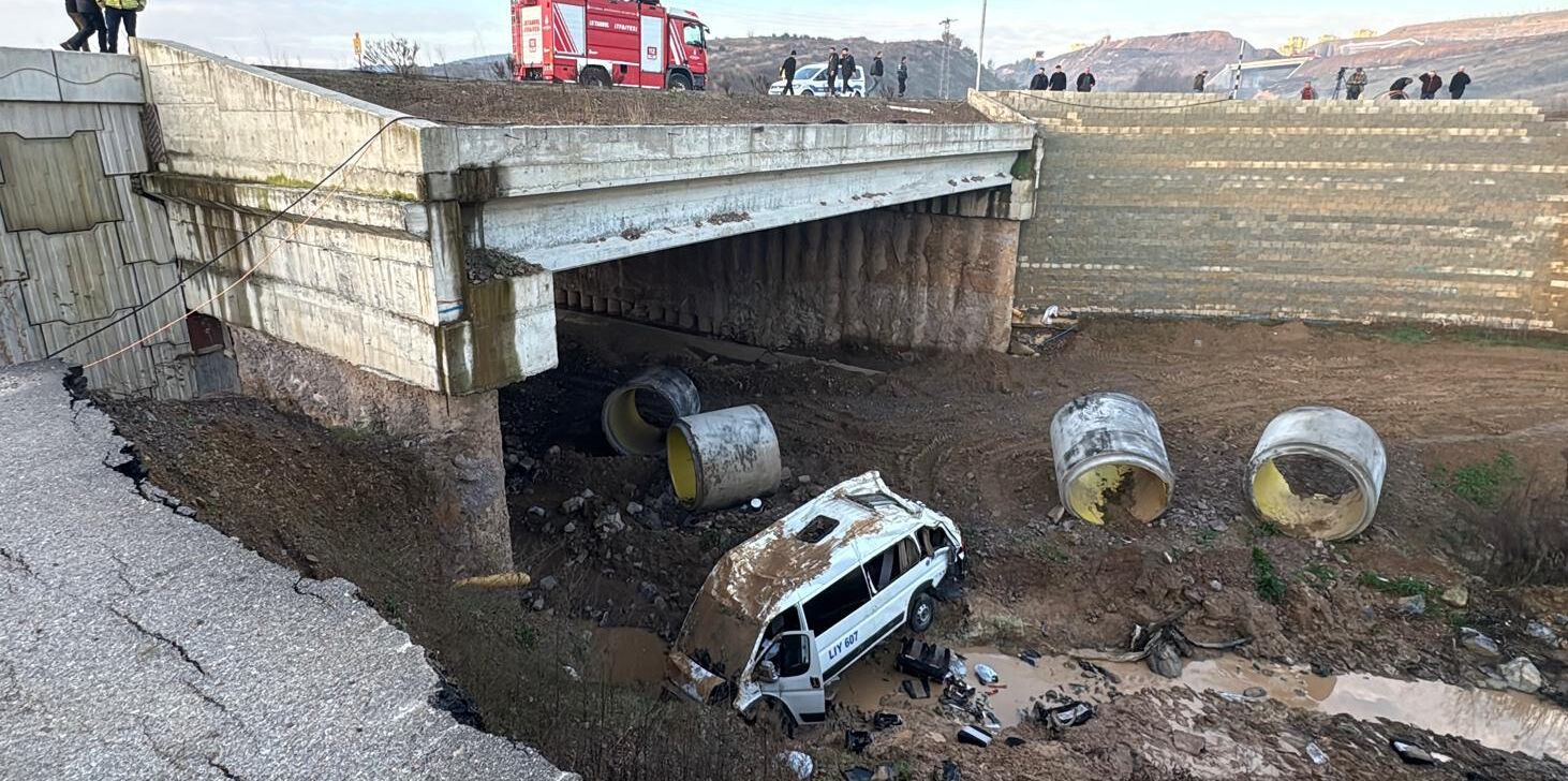 Tuzla'da midibüs şarampole uçtu! Yaralılar var - 1. Resim