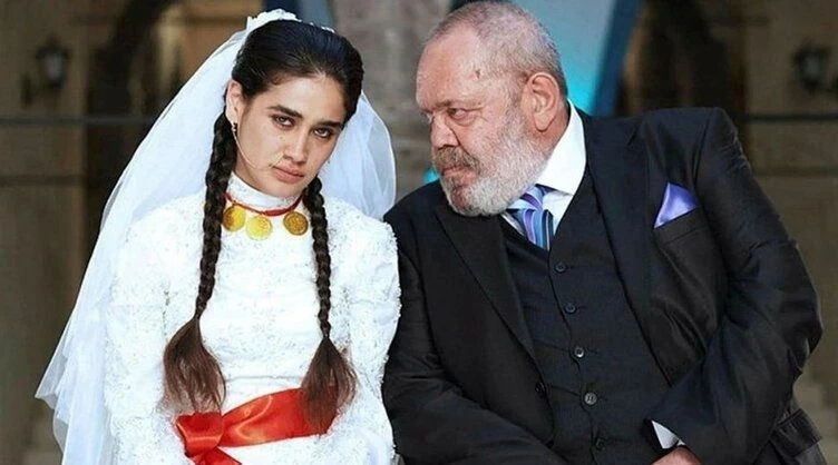 Ünlü oyuncu dibi gördü! Meltem Miraloğlu'nun markette çalışıp, evlere temizliğe gittiği ortaya çıktı Ünlü oyuncu dibi gördü! Meltem Miraloğlu'nun markette çalışıp, evlere temizliğe gittiği ortaya çıktı - 1. Resim