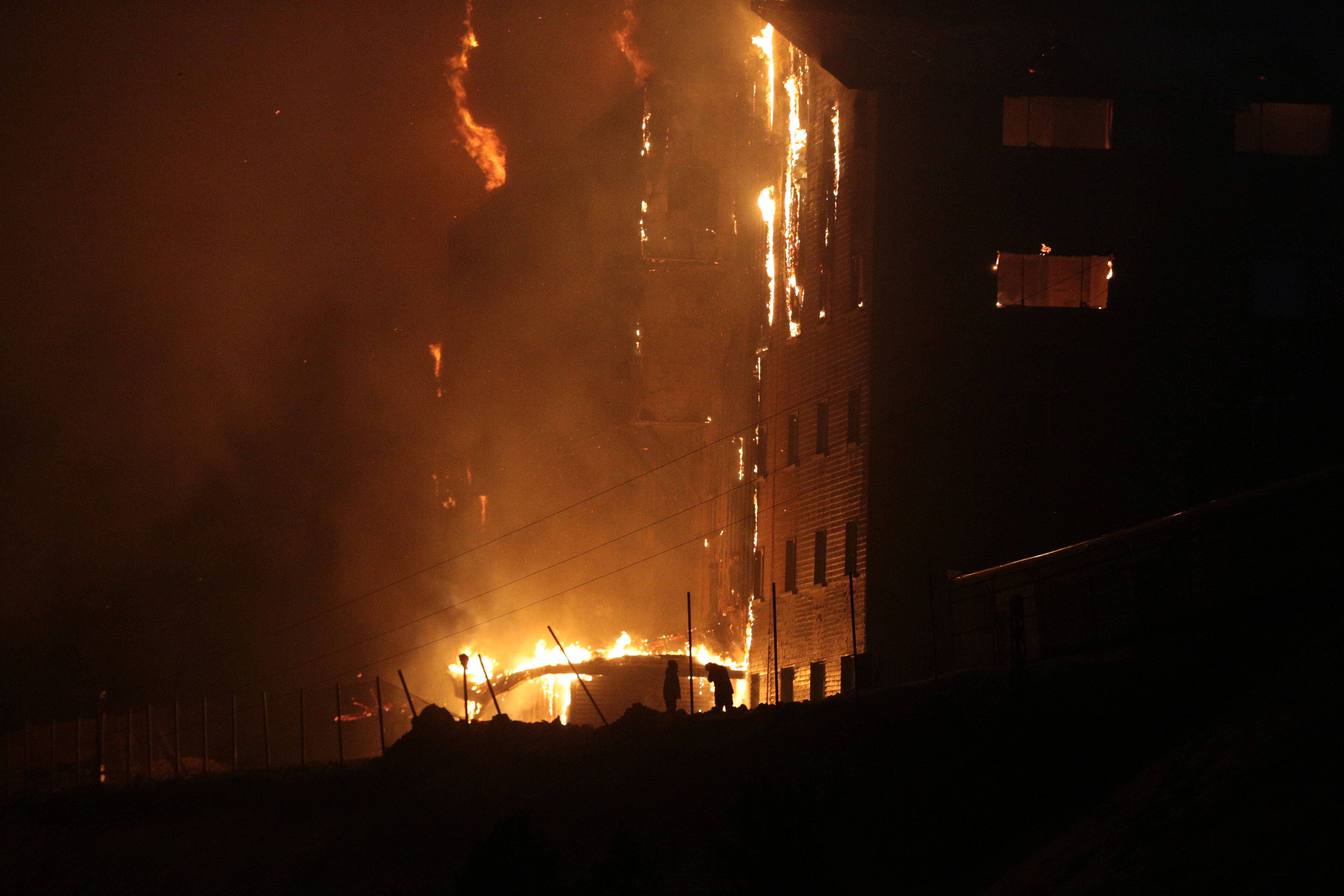 Bolu'daki otel yangını anında çektiği video yürekleri sızlattı: Sanırım ölmek üzereyiz, hayat güzeldi Bolu'daki otel yangını anında çektiği video yürekleri sızlattı: Sanırım ölmek üzereyiz, hayat güzeldi - 1. Resim