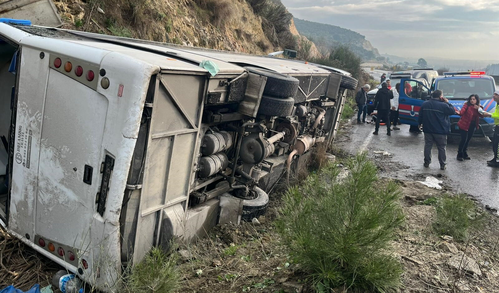 Festival yolunda feci kaza! Midibüs şarampole devrildi, yaralılar var - 2. Resim