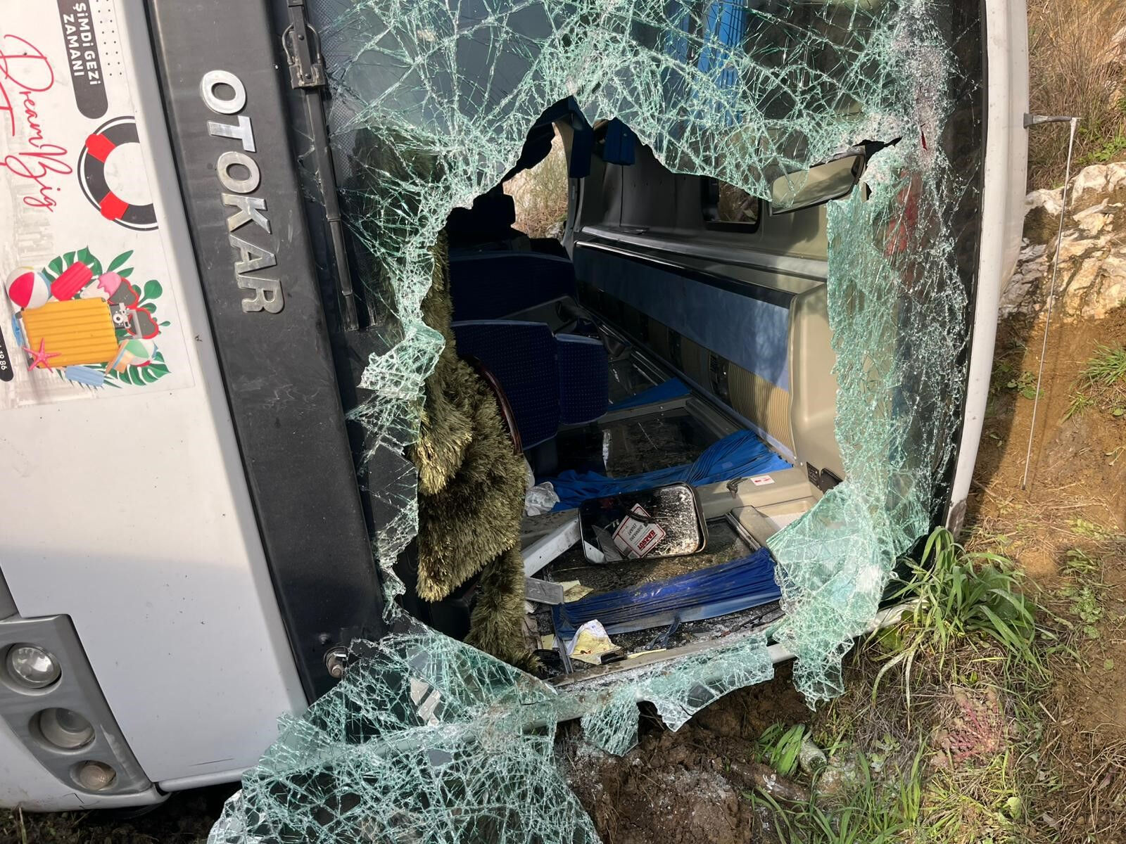 Festival yolunda feci kaza! Midibüs şarampole devrildi, yaralılar var - 1. Resim