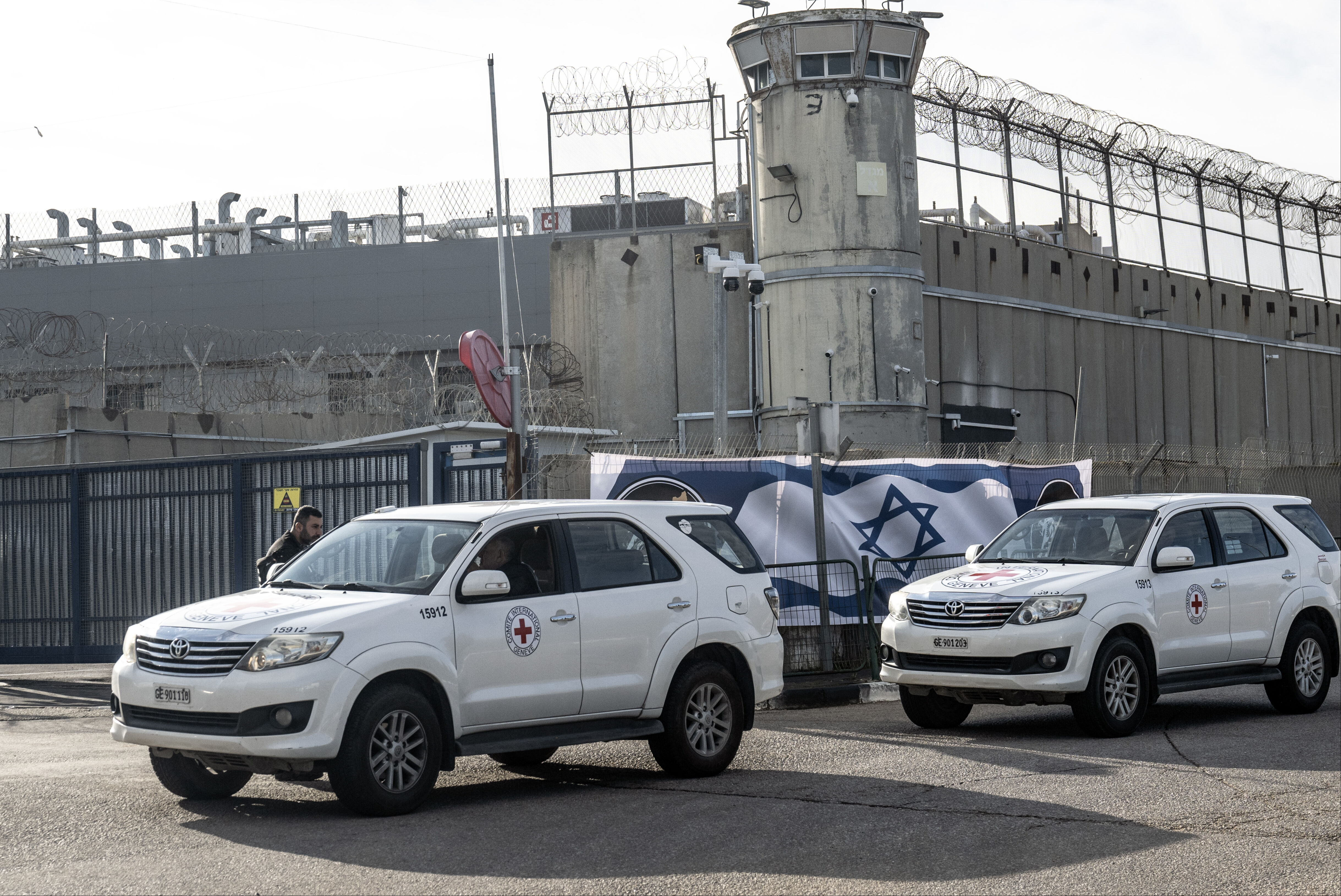 İsrail-Hamas esir takasının 2’nci ayağı gerçekleşti: 4 kadın asker serbest İsrail-Hamas esir takasının 2’nci ayağı gerçekleşti! 4 kadın asker serbest - 1. Resim