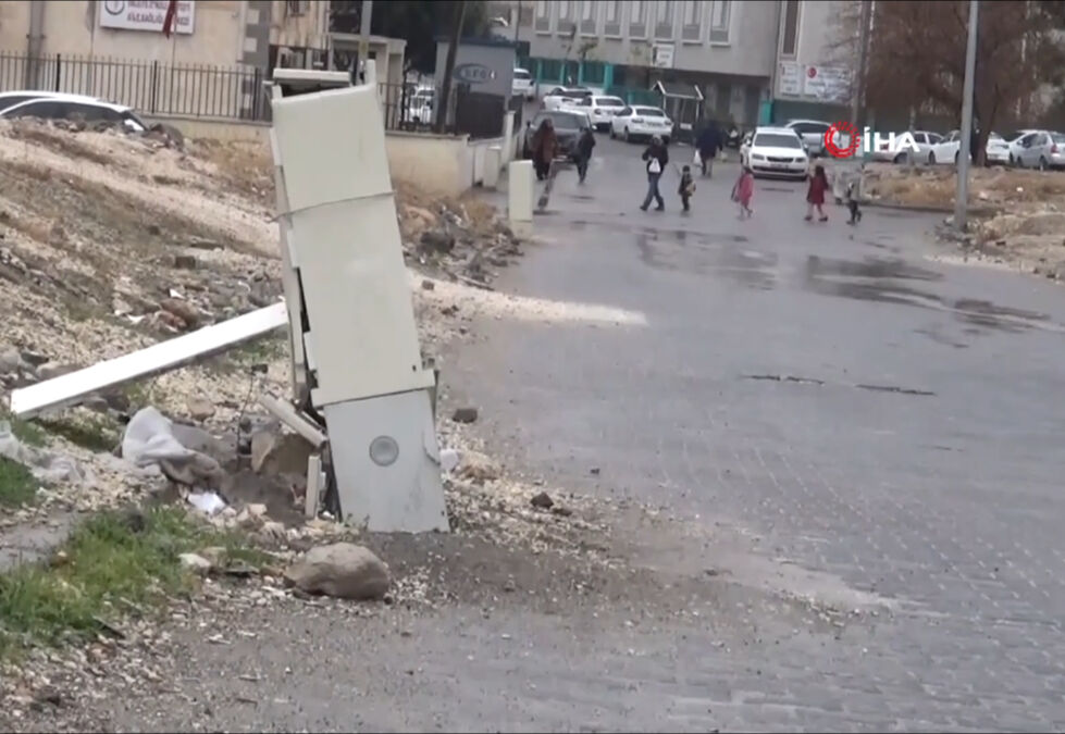 Kırılan panoya tehlikeli önlem! Kaçak elektrikten bıkan Dicle Elektrik ne yapacağını şaşırdı - 2. Resim