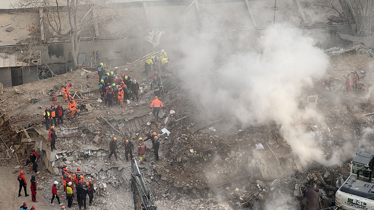 Konya'da çöken binanın enkazı günün ilk ışıklarıyla böyle görüntülendi - 3. Resim