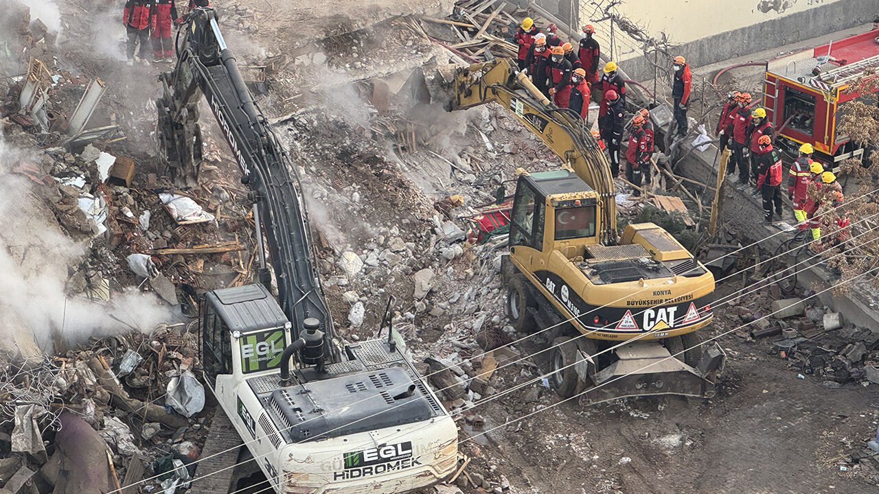 Konya'da çöken binanın enkazı günün ilk ışıklarıyla böyle görüntülendi - 2. Resim