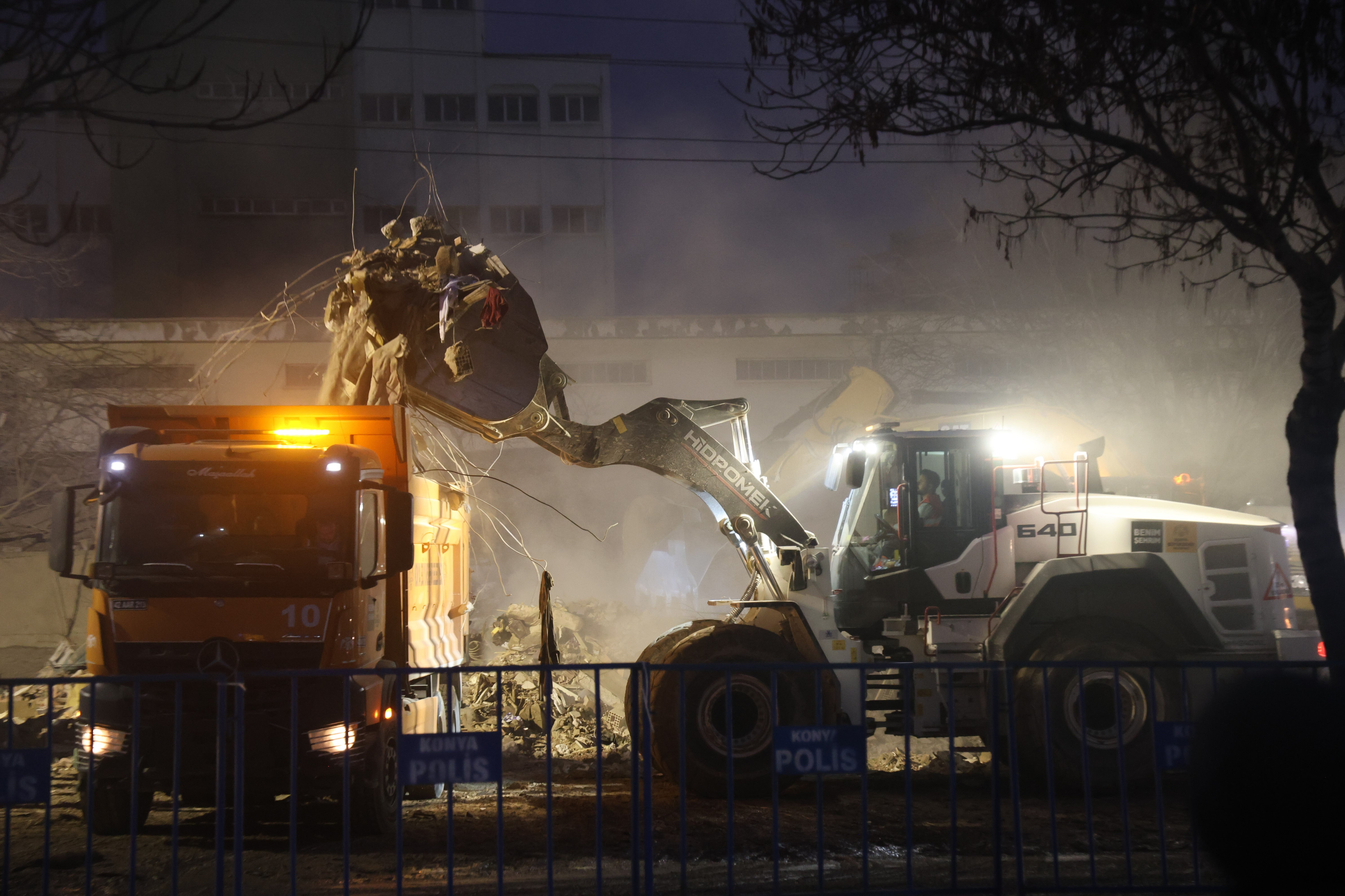 Konya'da çöken binanın enkazı kaldırıldı - 1. Resim