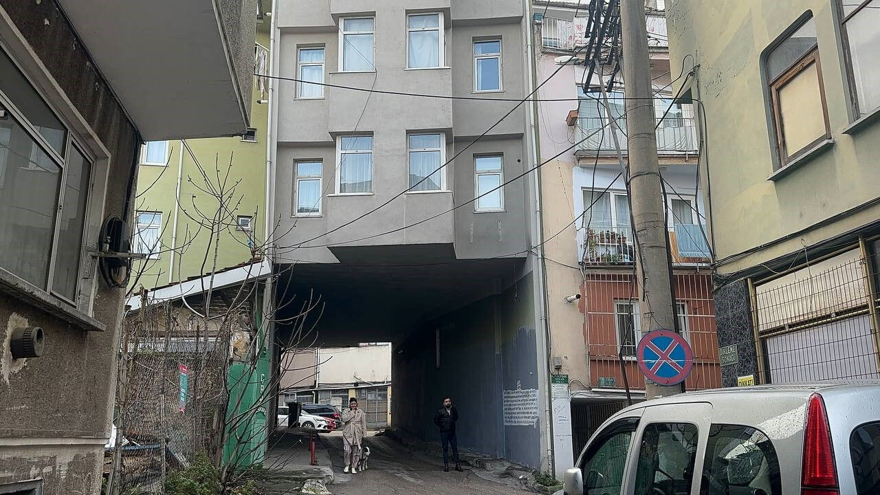 Konya'daki felaketin ardından akıl almaz görüntüler: Kolonları olmadan ayakta duruyor, bakan bir daha bakıyor! - 3. Resim