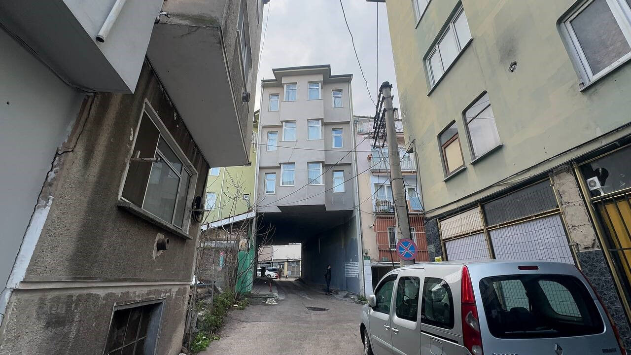 Konya'daki felaketin ardından akıl almaz görüntüler: Kolonları olmadan ayakta duruyor, bakan bir daha bakıyor! - 2. Resim