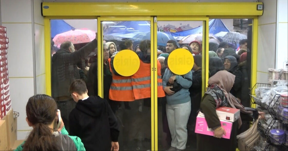 "Ne alırsan 100 lira" izdihamı! İndirimi duyan mağazaya koştu, ortalık karıştı - 2. Resim