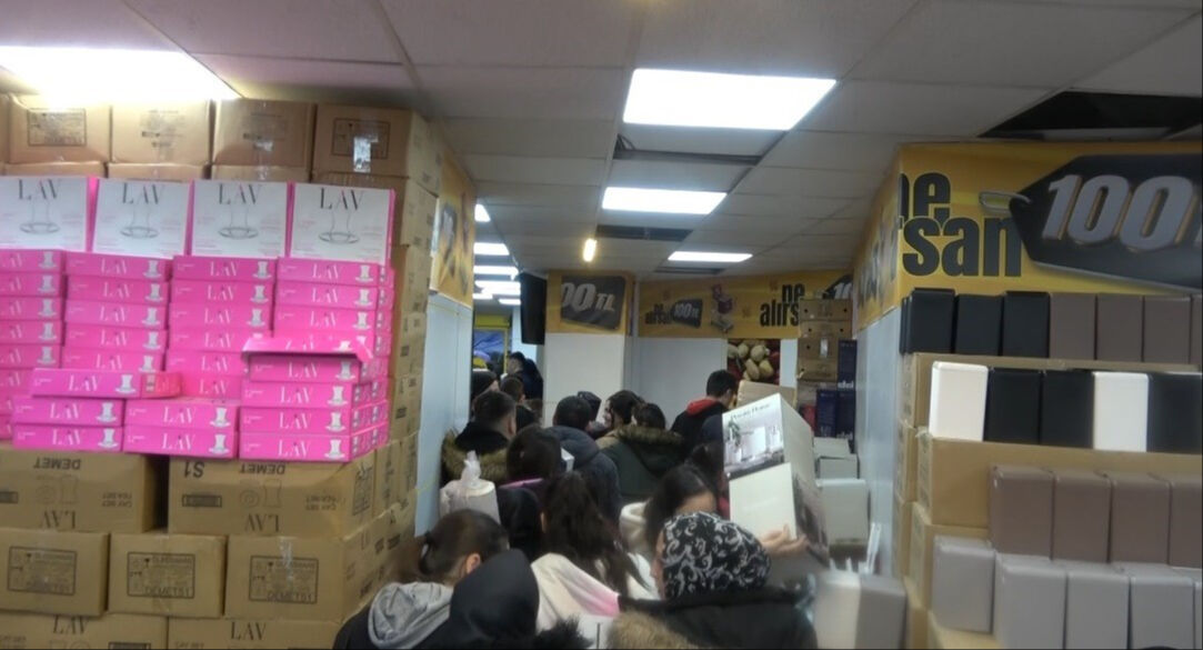"Ne alırsan 100 lira" izdihamı! İndirimi duyan mağazaya koştu, ortalık karıştı - 1. Resim