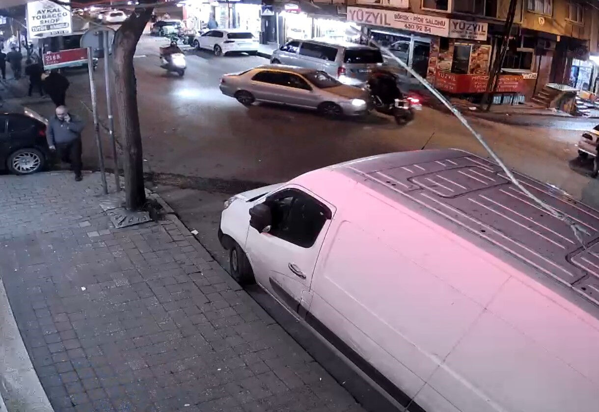 Otomobil yunus polislerine çarptı! Yaralılar var - 1. Resim