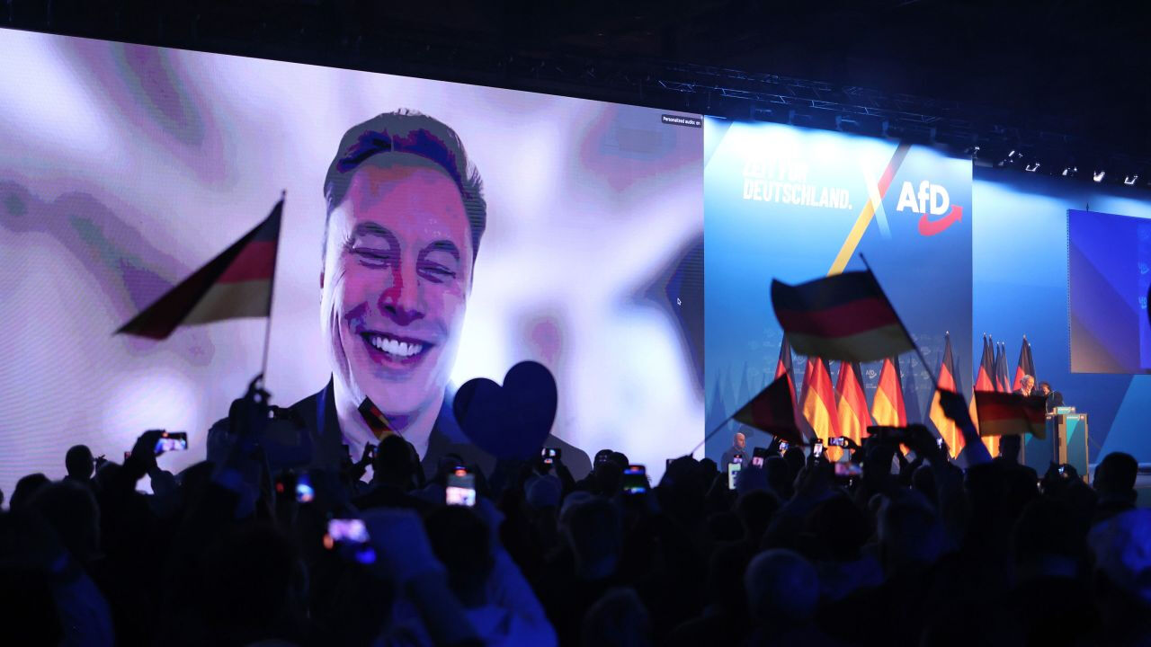 Almanya’da binlerce kişi aşırı sağı ve Elon Musk’ı protesto etti - 1. Resim