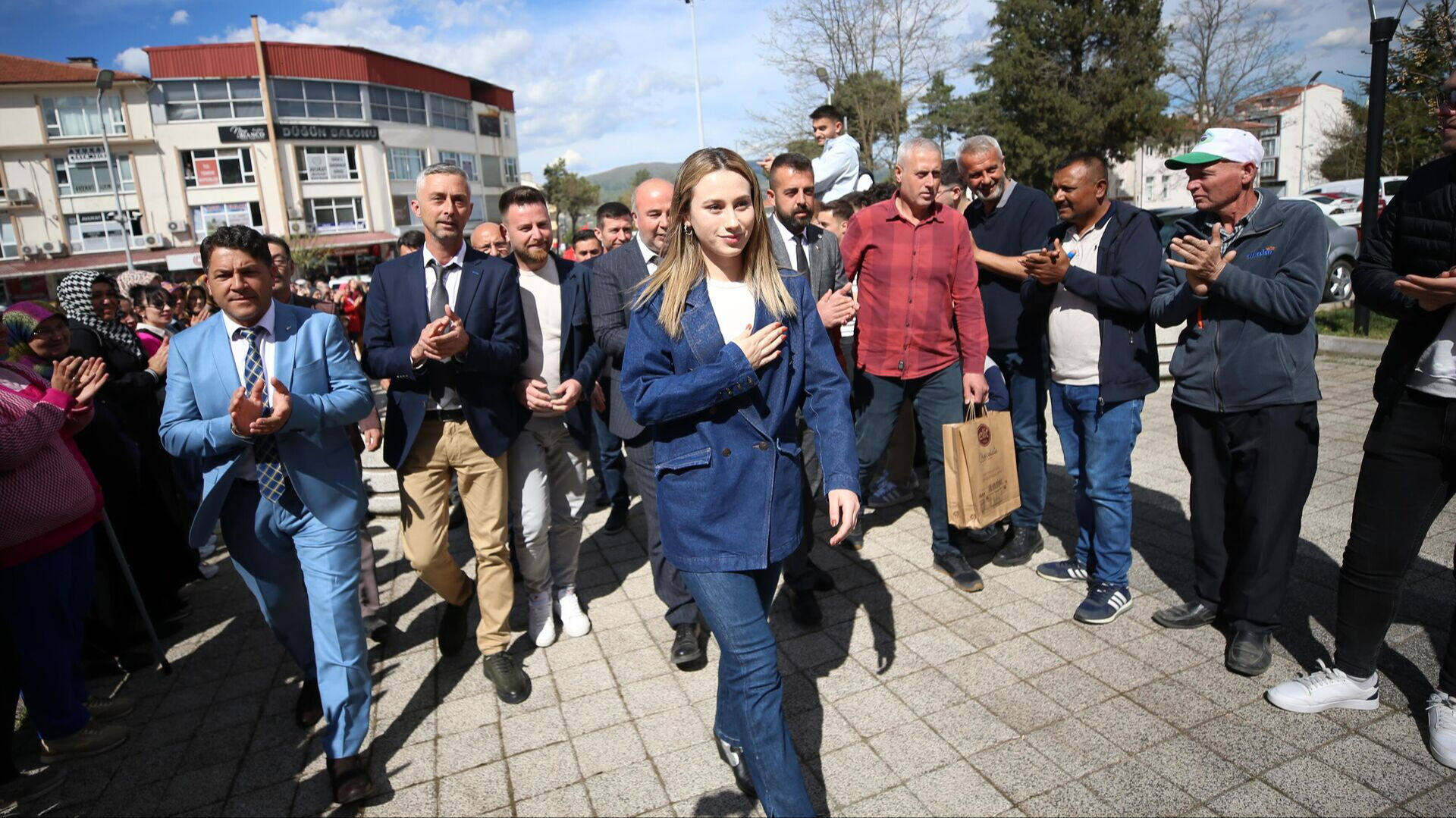 Belediye Başkanı Zeynep Çelik kimdir, kaç yaşında, nereli? En genç Belediye Başkanı Ak Parti'ye katılması ile gündeme geldi - 3. Resim