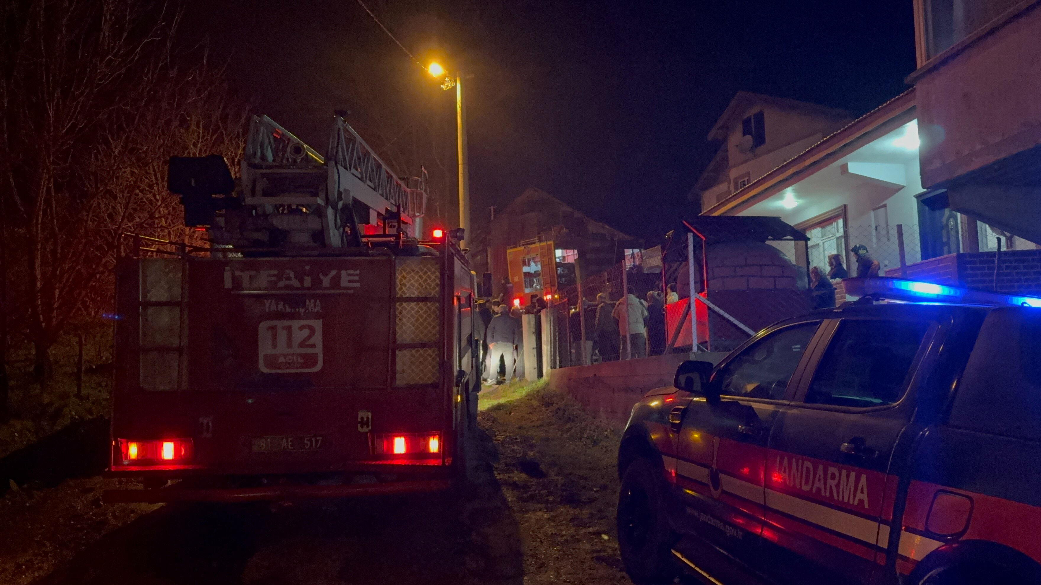 Düzce'de yangın! 2 katlı bina alev topuna döndü - 2. Resim