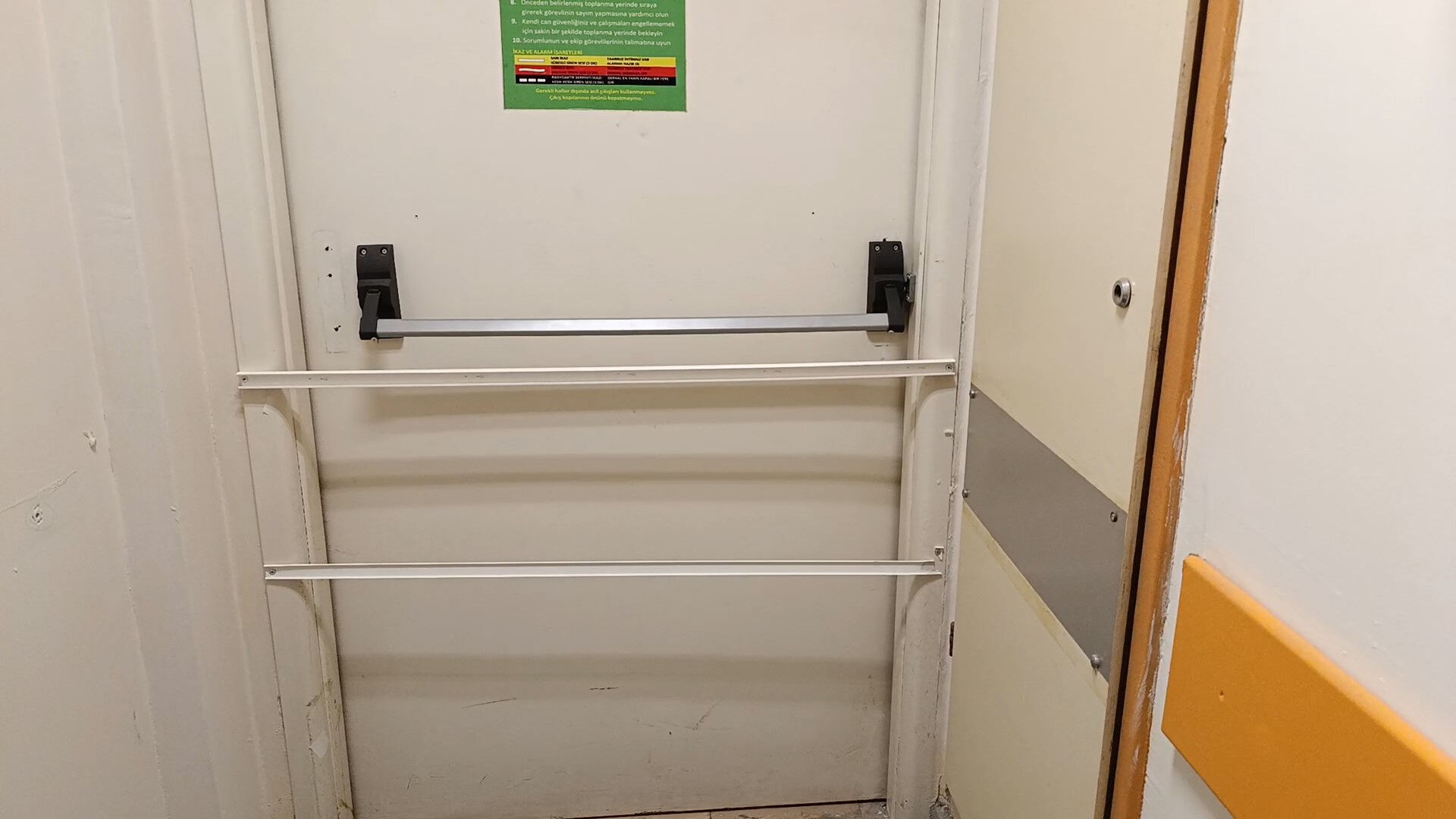 Hastanedeki acil çıkışa 'vidalı' engel! Yangın merdiveninin girişi böyle kapatılmış - 1. Resim