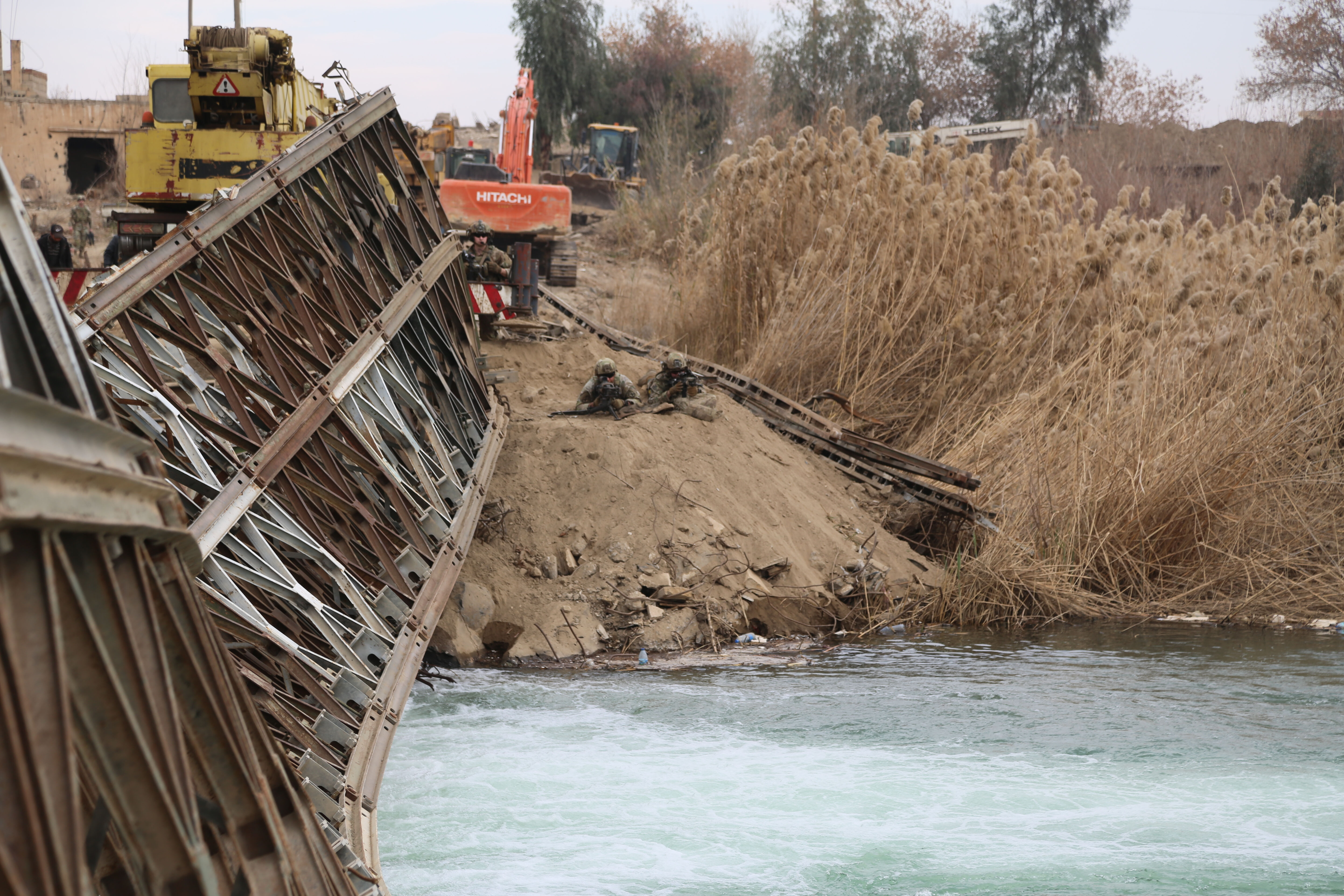 ABD askerleri namluları Suriye güvenlik güçlerine doğrulttu! O anlar böyle görüntülendi - 1. Resim