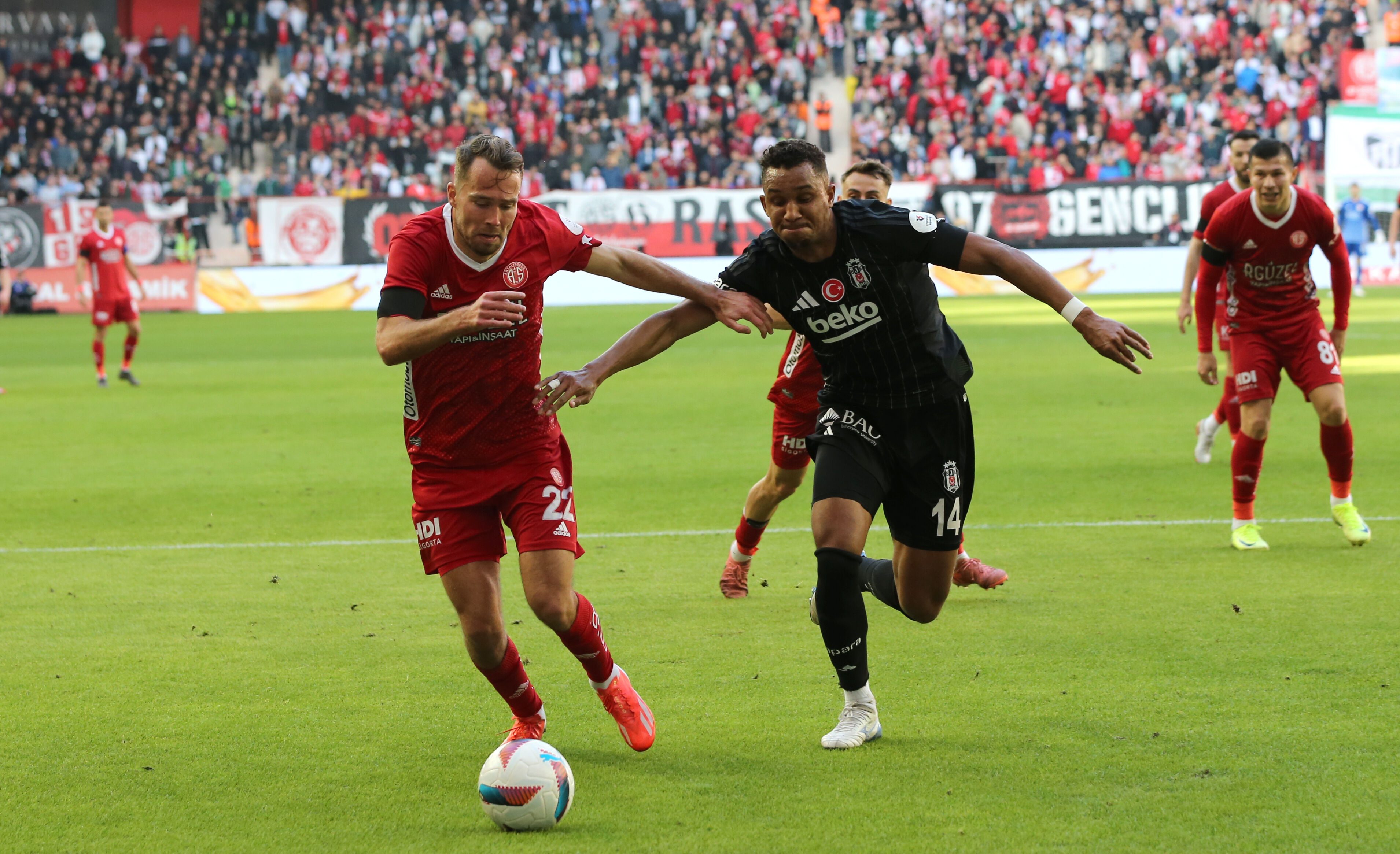 Beşiktaş'a kötü haber! Rafa Silva ve Al Musrati cezalı duruma düştü Süper Lig'de ilk maçına çıktı! Spor yazarları Antalyaspor-Beşiktaş maçını değerlendirdi - 2. Resim