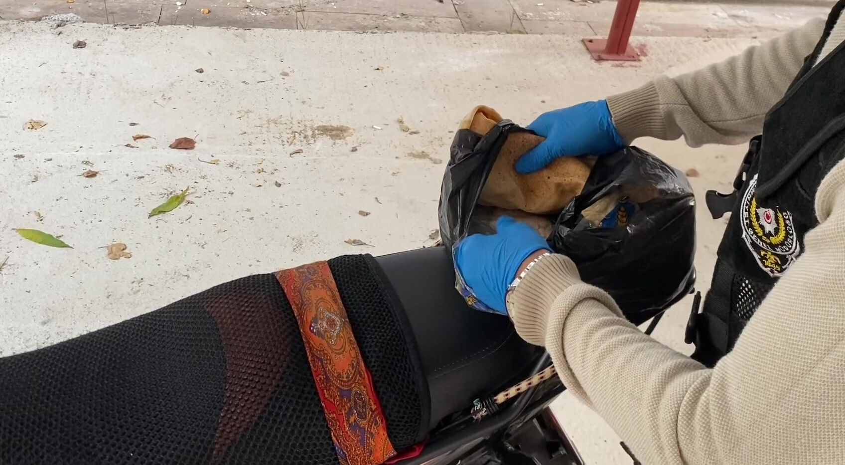 Ekmek arasında uyuşturucu yakalattı! Savunmasına çocuklar bile inanmaz Ekmek arasında uyuşturucu yakalattı! Savunmasına çocuklar bile inanmaz - 1. Resim