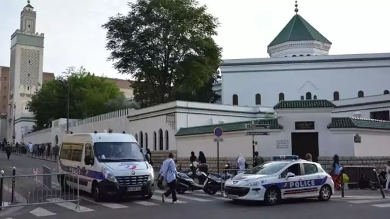 Fransa&#039;da camiye çirkin saldırı!