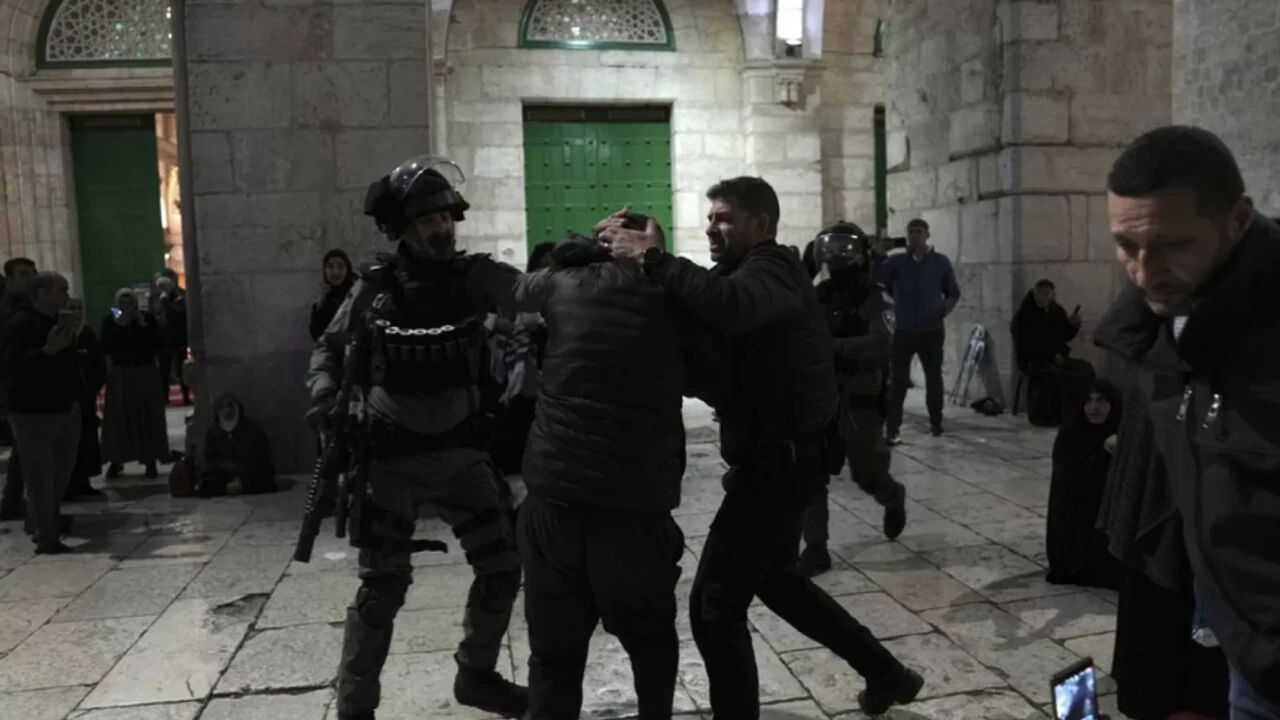 İsrail polisi Mescid-i Aksa’da ibadet eden Türkleri darp etti - 1. Resim
