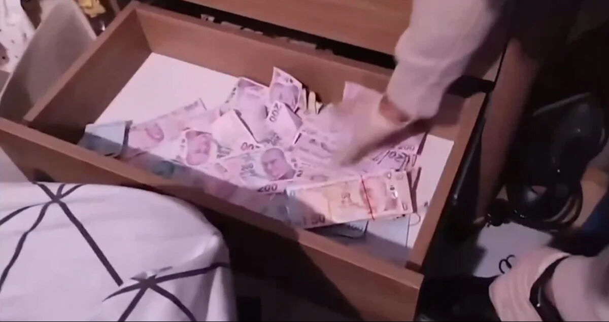 İstanbul'da zehir tacirlerine 'Narkokapan' darbesi! 213 kişi yakalandı İstanbul'da zehir tacirlerine 'Narkokapan' darbesi! 213 kişi yakalandı - 2. Resim