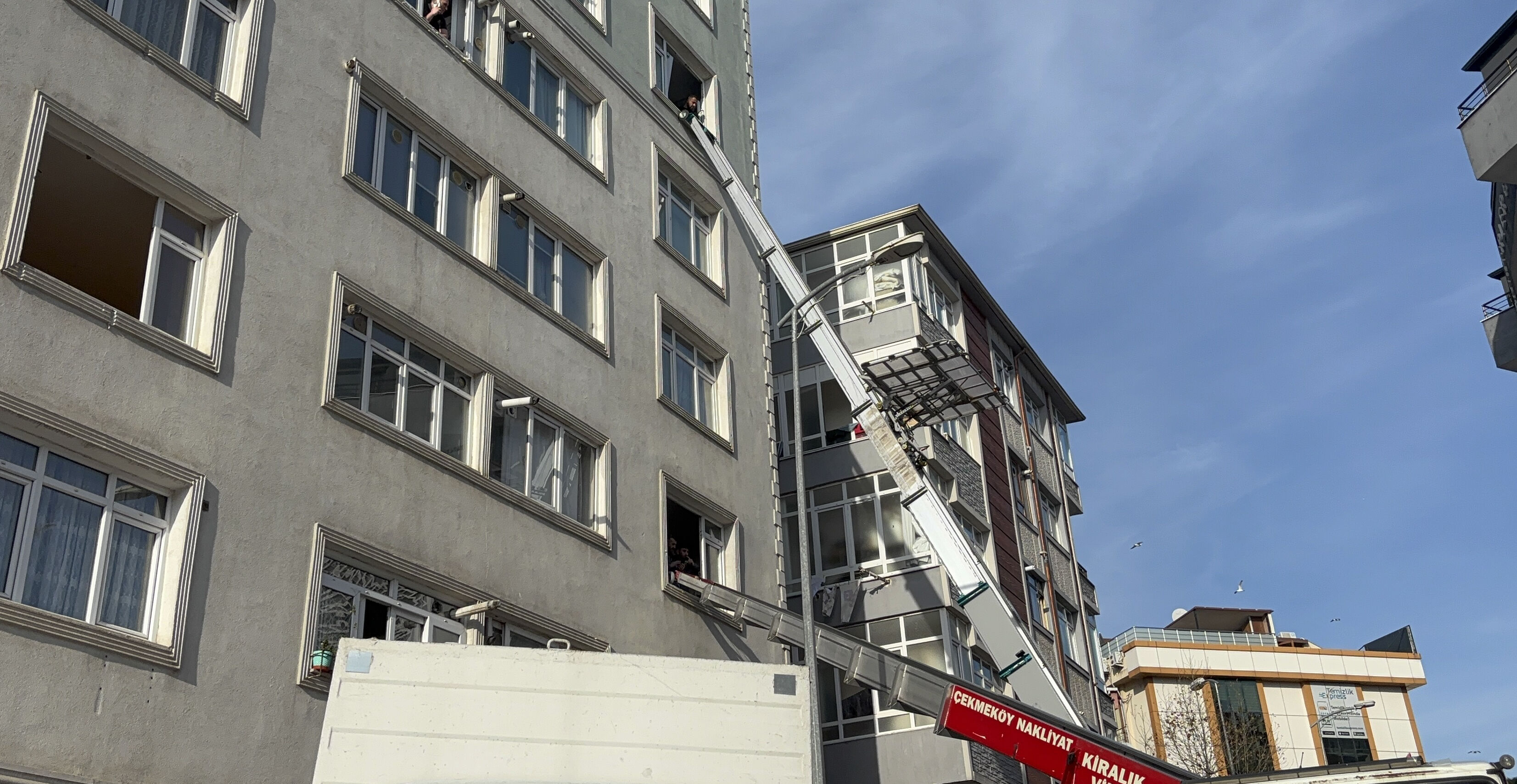 Kartal'da 7 katlı binada çatlak! Hemen tahliye edildi - 1. Resim