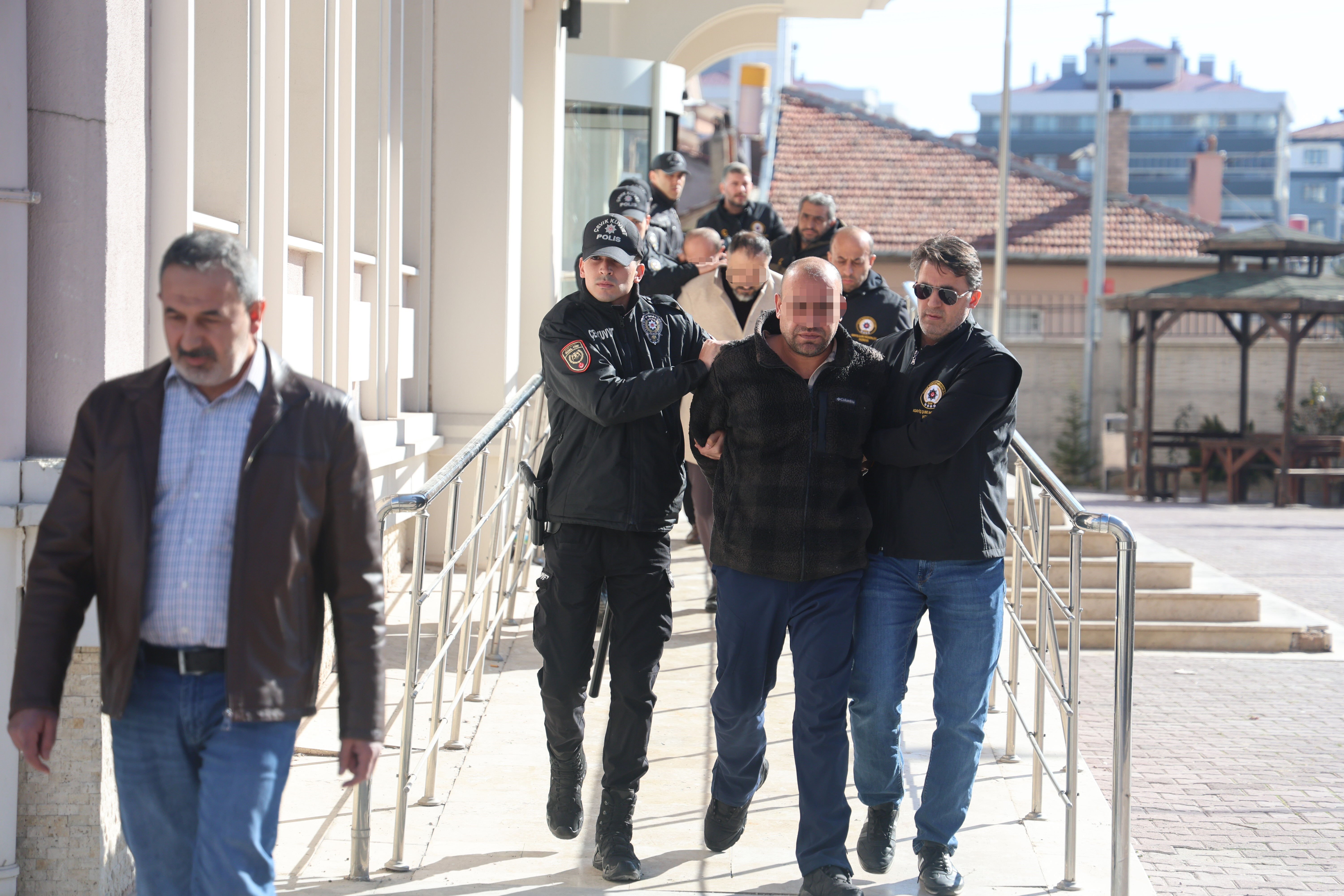 Konya'da çöken bina faciasına ilişkin 6 kişi tutuklandı Konya'da çöken bina faciasına ilişkin 6 kişi tutuklandı - 2. Resim