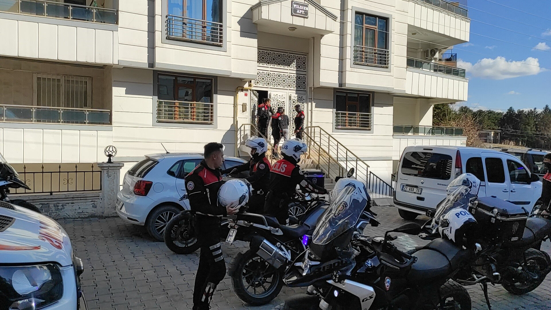 Şanlıurfa'da bir kadın 2 kızını öldürüp intihar etti! Birini serumla, diğerini silahla... - 1. Resim