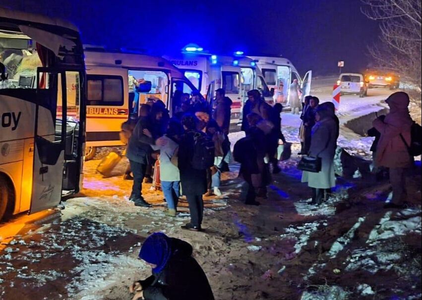 Yolcu otobüsü istinat duvarına sürtünerek durabildi - 1. Resim