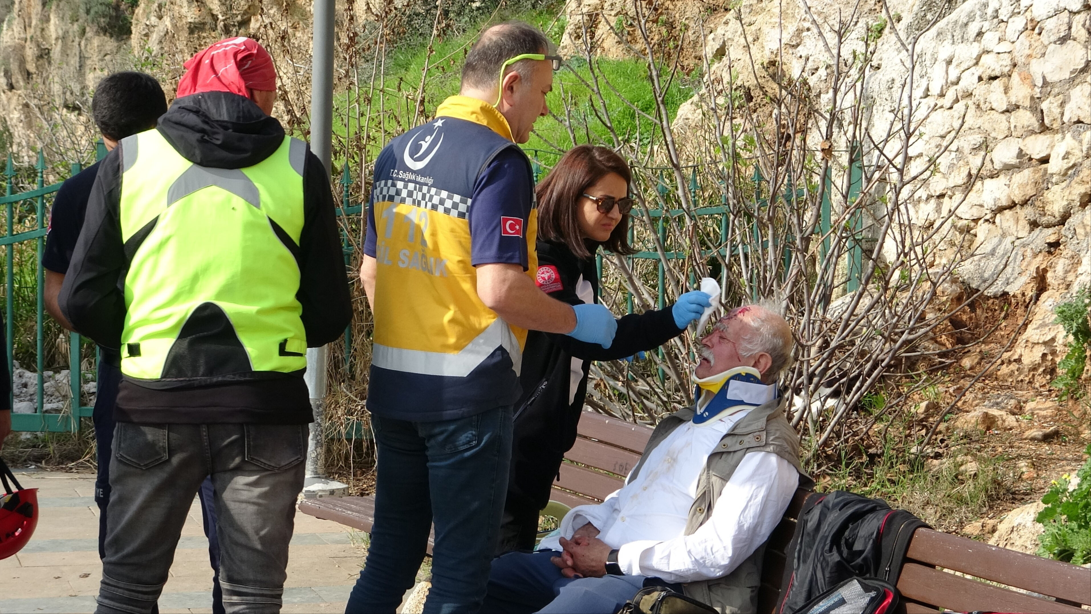 Alkol alıp falezlerden düştü! Görevlilere "Sen de her şeye karışıyorsun" diyerek çıkıştı - 1. Resim