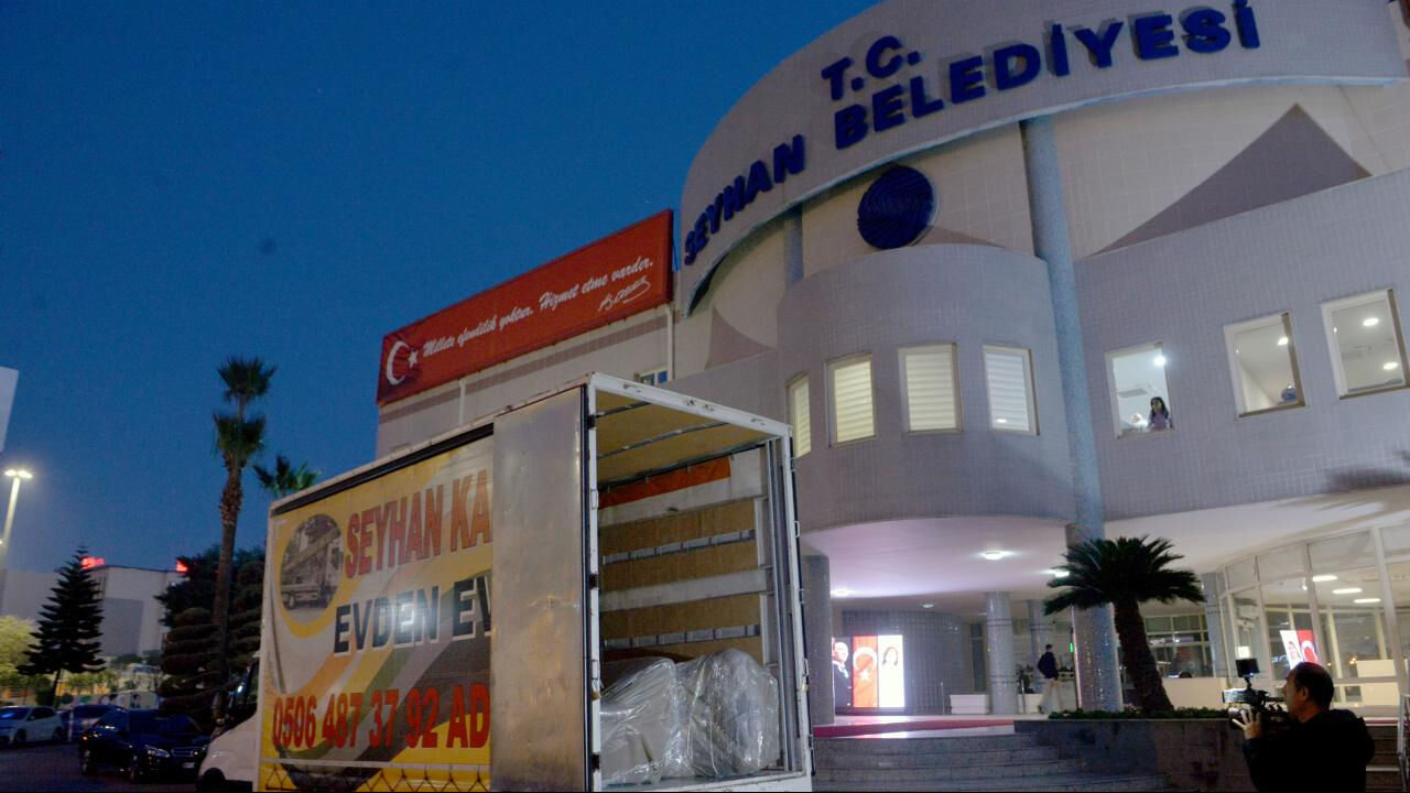 CHP'li Seyhan Belediyesi'ne haciz geldi! Makam odasındaki eşyalara el konuldu CHP'li Seyhan Belediyesi'ne haciz geldi! Makam odasındaki eşyalara el konuldu - 1. Resim