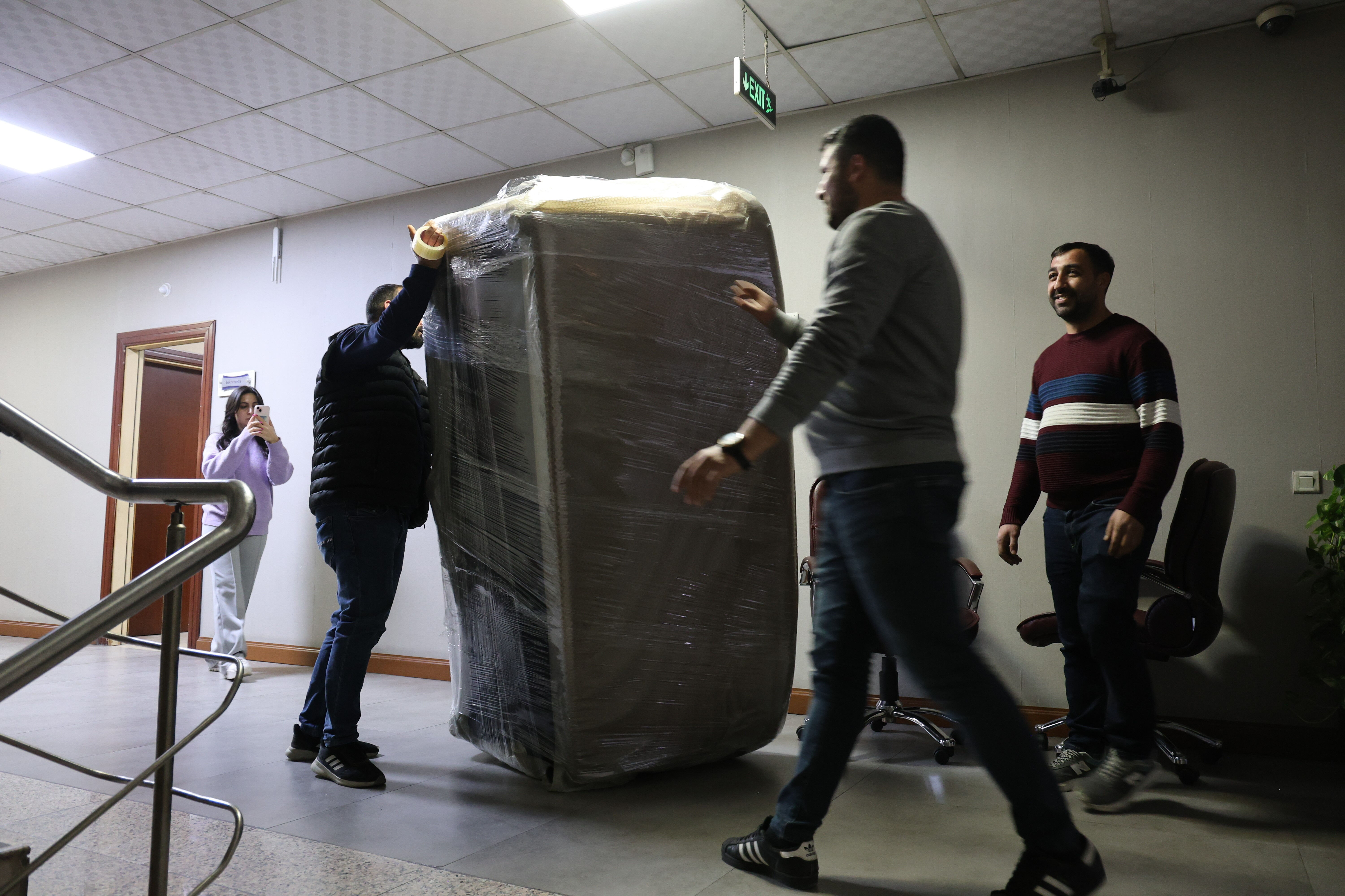 CHP'li Seyhan Belediyesi'ne haciz geldi! Makam odasındaki eşyalara el konuldu CHP'li Seyhan Belediyesi'ne haciz geldi! Makam odasındaki eşyalara el konuldu - 3. Resim