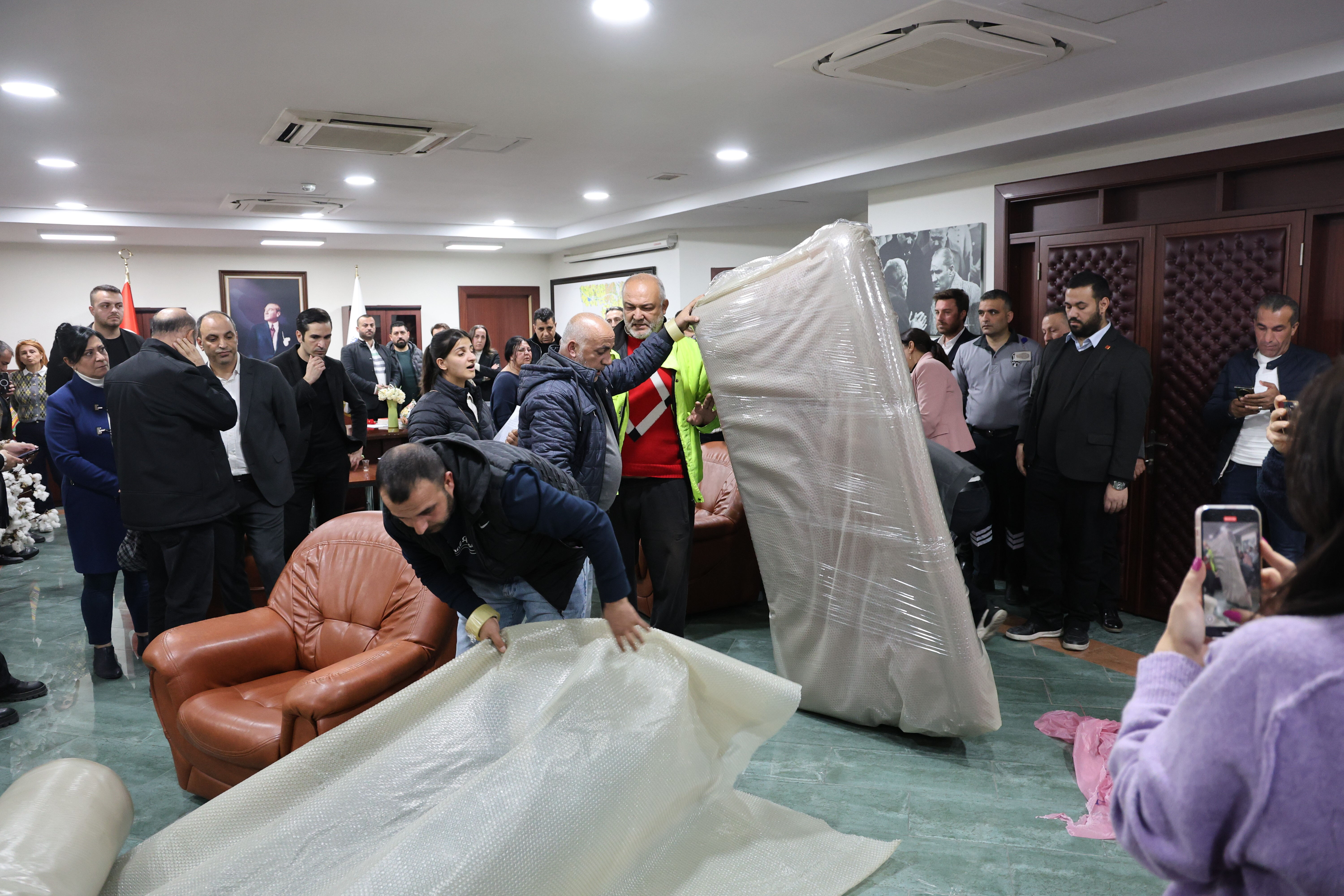 CHP'li Seyhan Belediyesi'ne haciz geldi! Makam odasındaki eşyalara el konuldu CHP'li Seyhan Belediyesi'ne haciz geldi! Makam odasındaki eşyalara el konuldu - 1. Resim