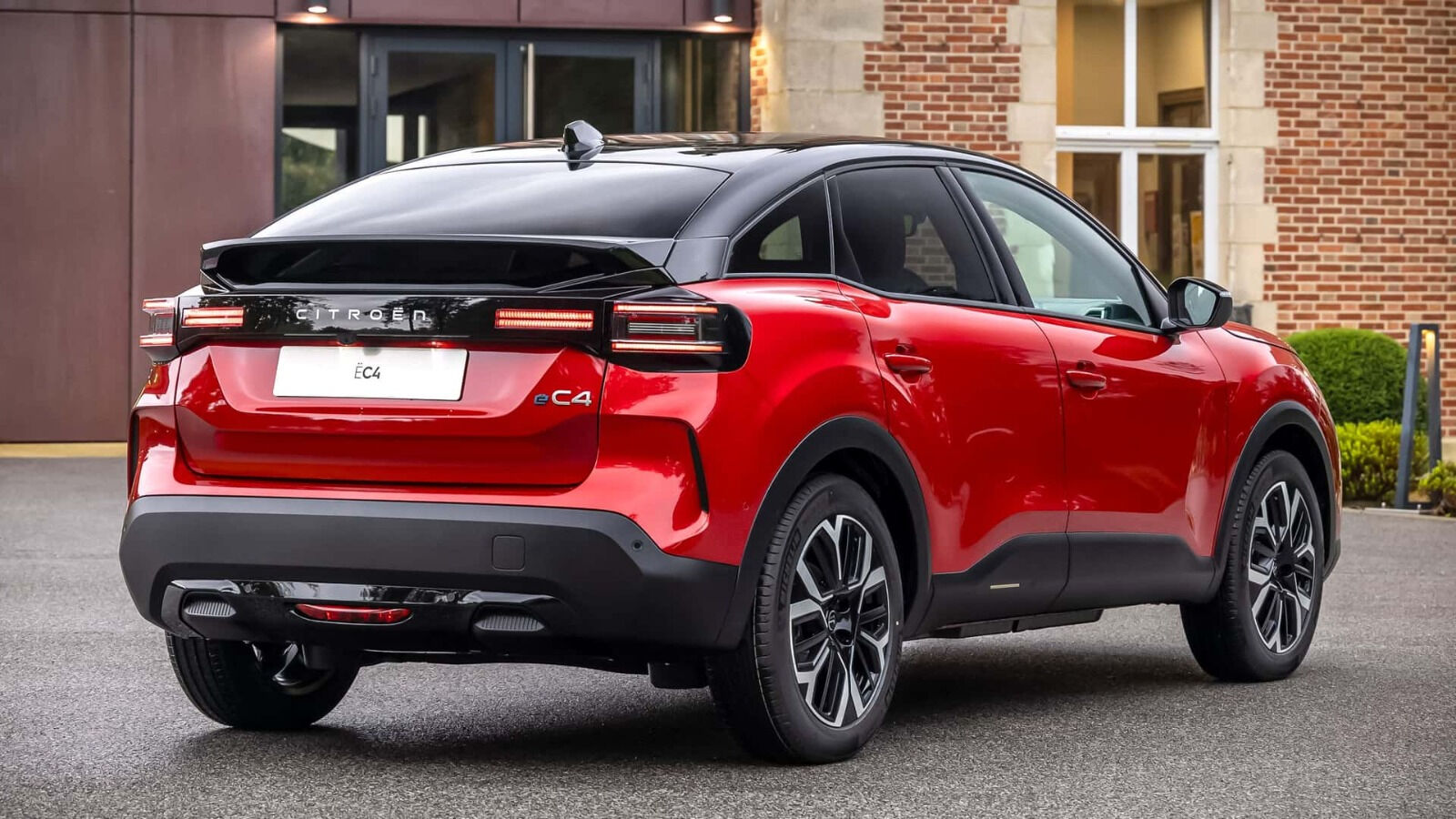 Citroen şubat ayında sürprize hazırlanıyor: Hem elektrik hem de hibrit - 1. Resim