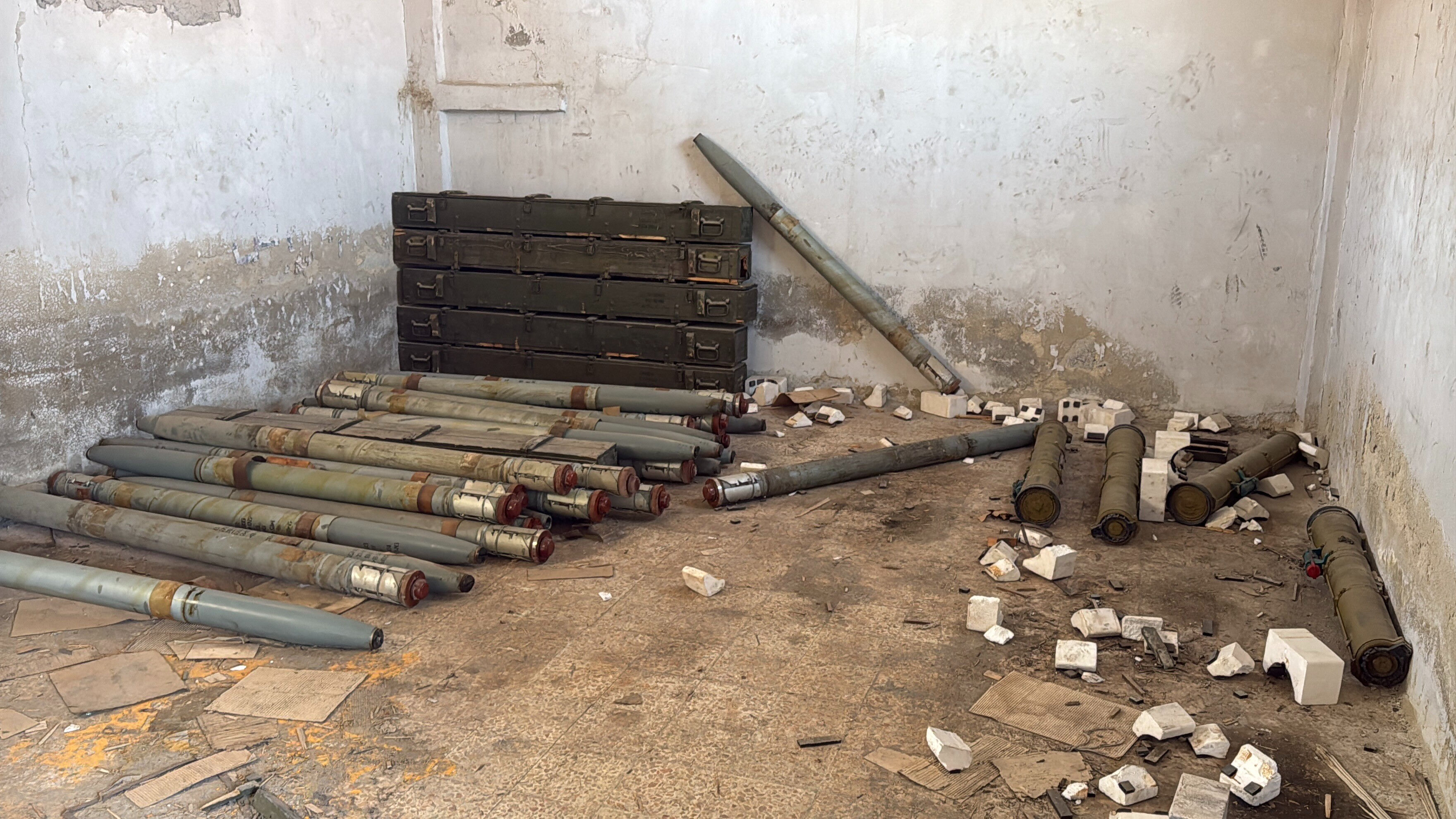 Esad rejiminin yerleşim yerlerinde kullandığı cephanelik ele geçirildi! Suriyeli sivilleri hedef almak amacıyla hazırlanan onlarca füze ve bombanın görüntüleri ortaya çıktı.