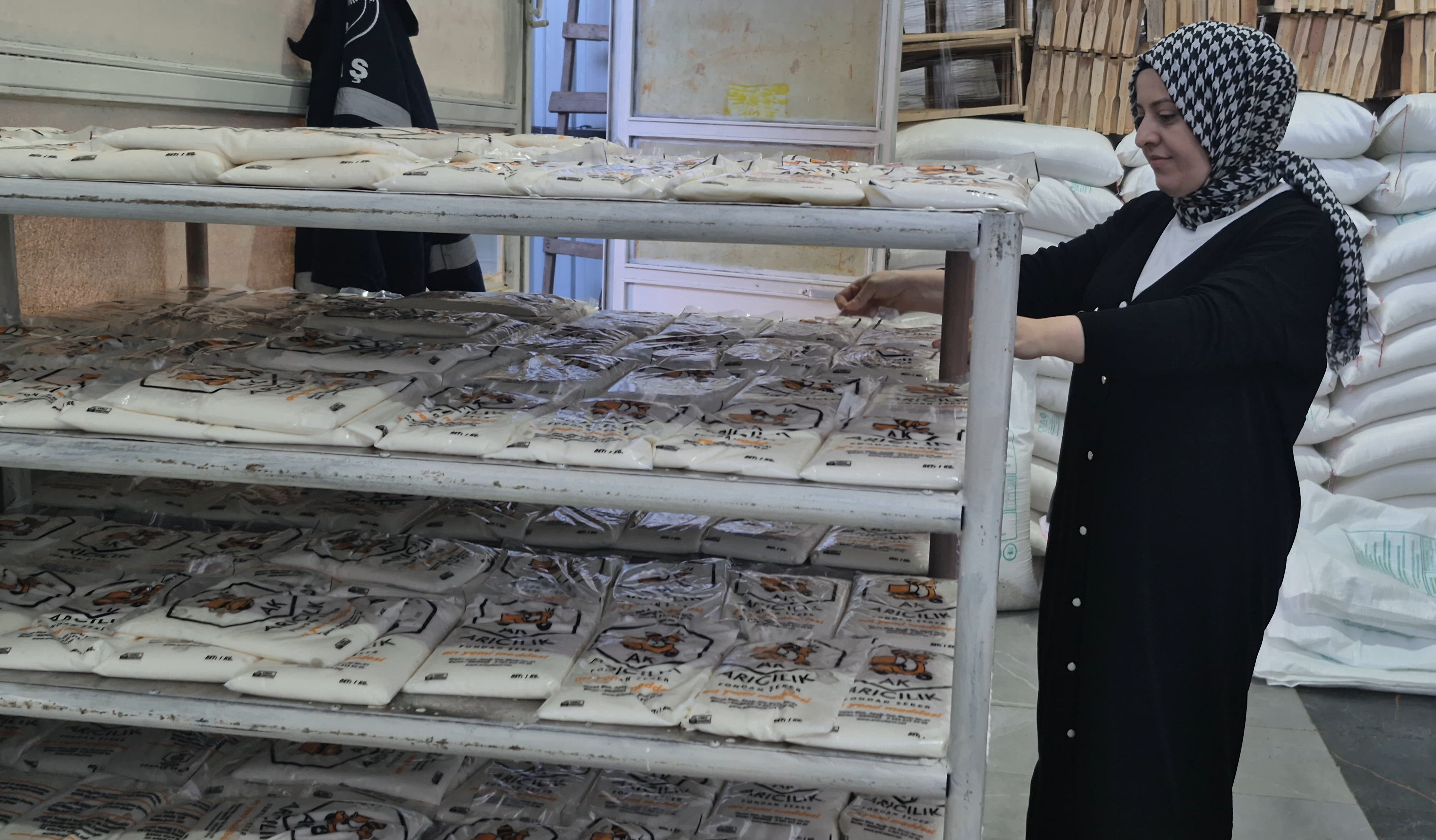 Evde maske paketleyerek başladı şimdi iş kadını oldu: 5 kişiyi işe aldı, 1 ton üretim yapıyor - 1. Resim