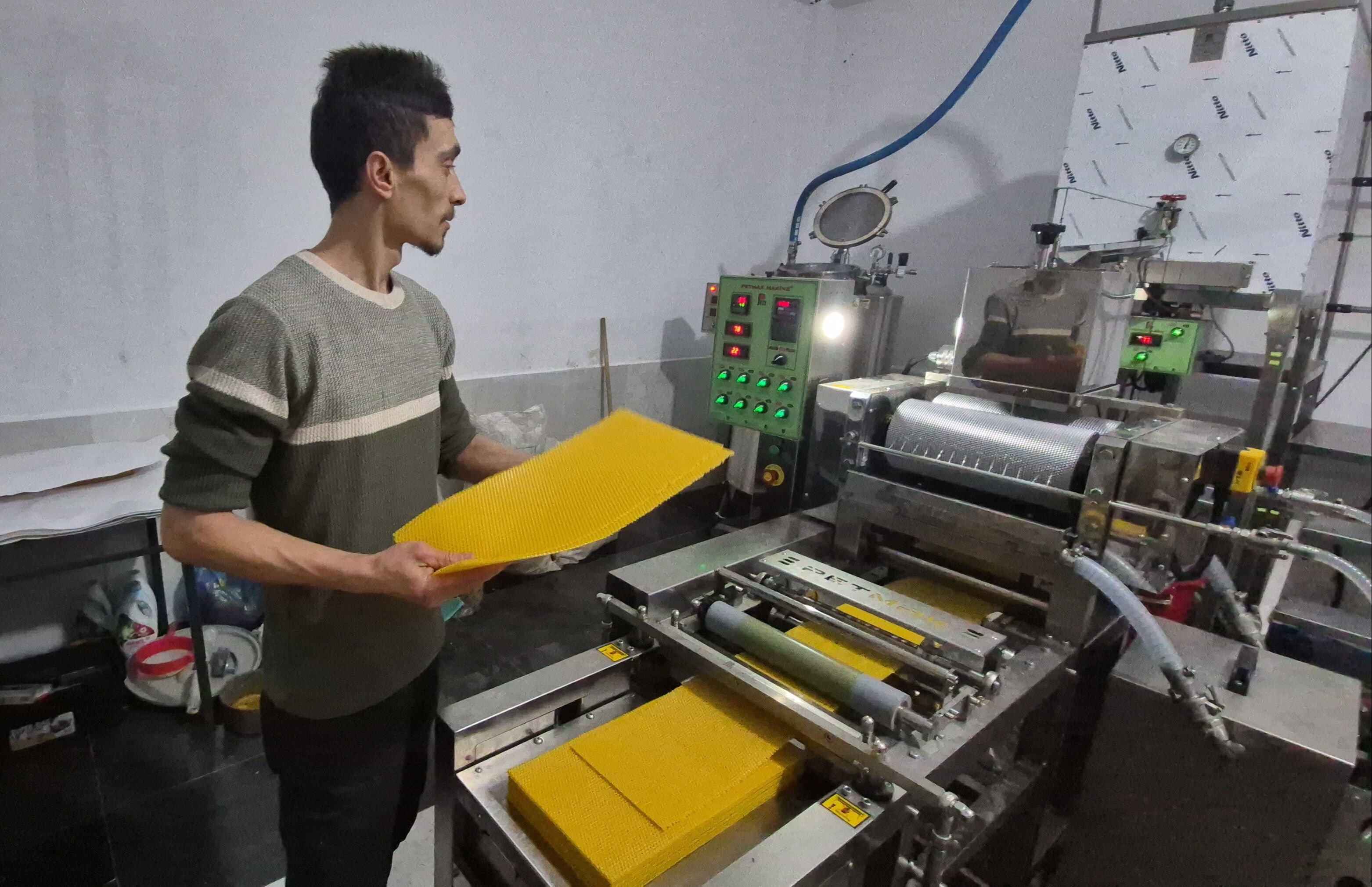 Evde maske paketleyerek başladı şimdi iş kadını oldu: 5 kişiyi işe aldı, 1 ton üretim yapıyor - 2. Resim