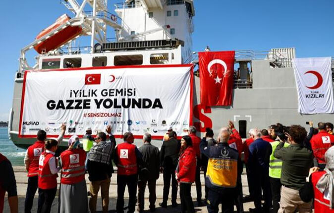 Gazze için yardım eli: Türkiye’nin “14. İyilik Gemisi” Mersin’den hareket etti Gazze için yardım eli: Türkiye’nin “14. İyilik Gemisi” Mersin’den Hareket Etti - 1. Resim
