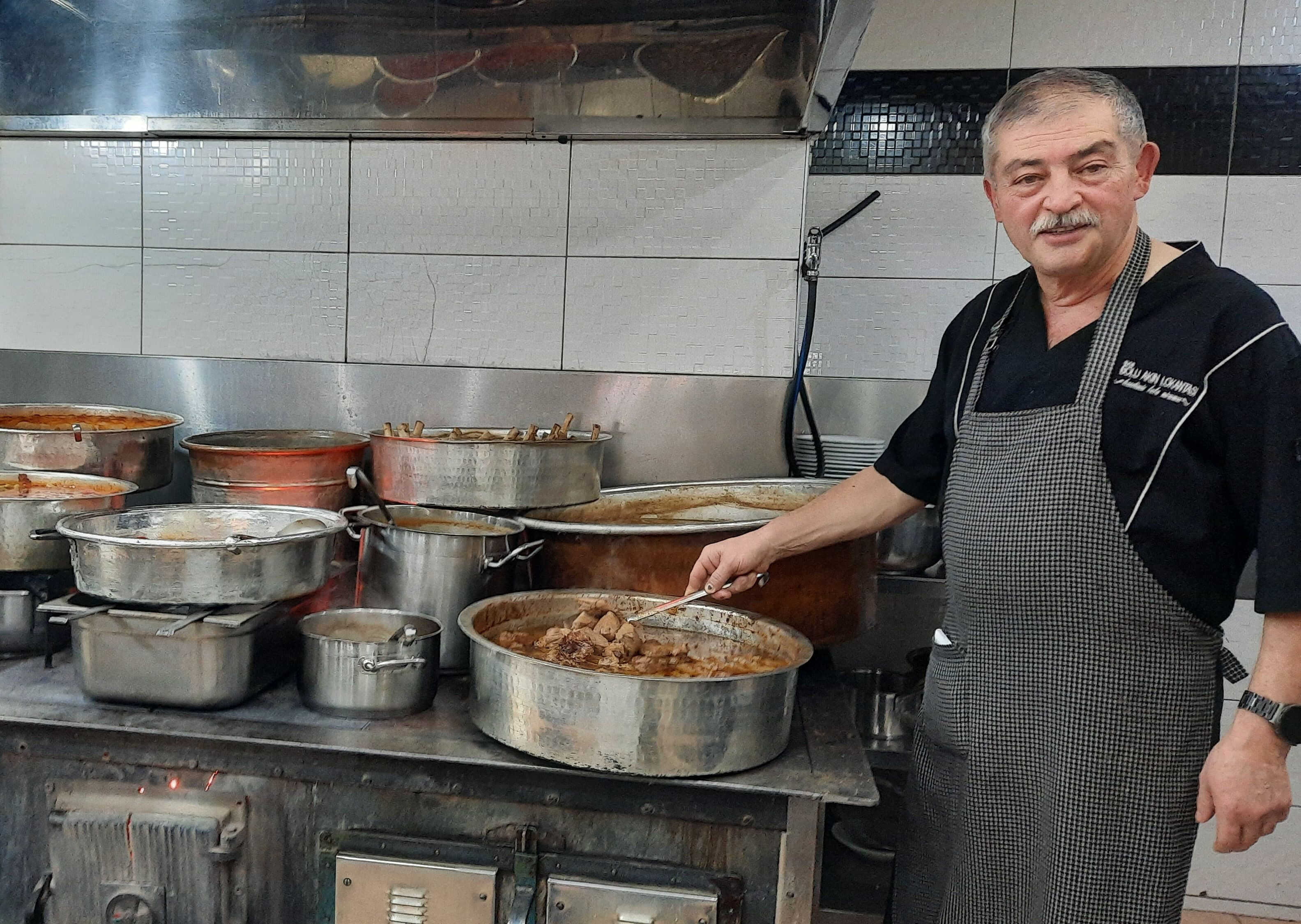 Osmanlı mutfağının asırlık yemeklerini usulü bozmadan yapıyor - 1. Resim