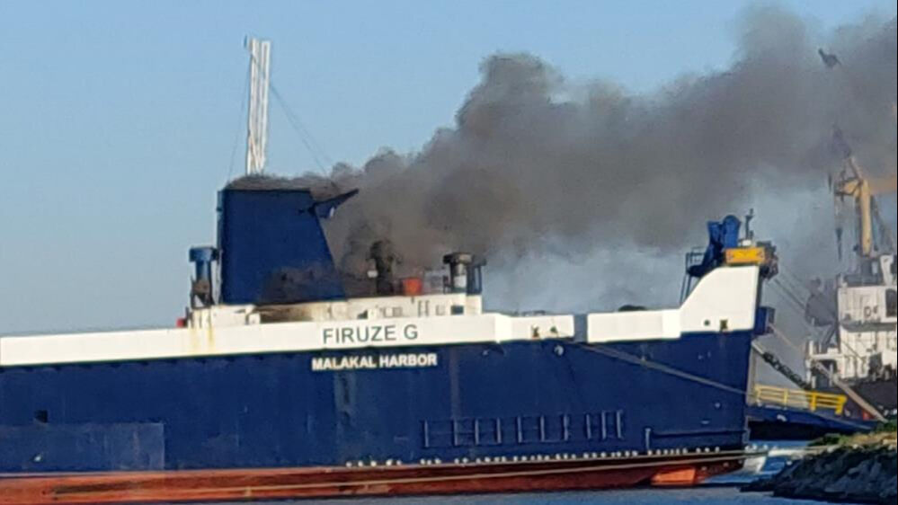 Samsun Limanı'nda sıcak saatler! Dev gemide yangın çıktı, müdahale ediliyor - 2. Resim