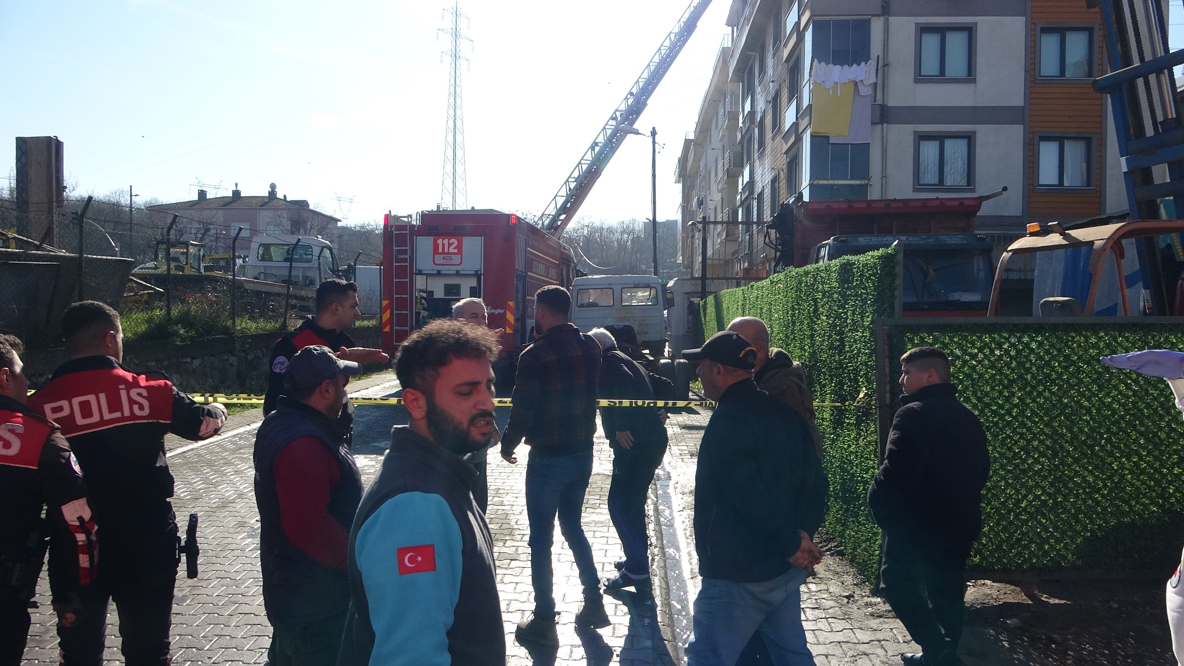 Sancaktepe'de sıcak saatler! 6 kişilik aile canını zor kurtardı, mahalle ayağa kalktı - 3. Resim