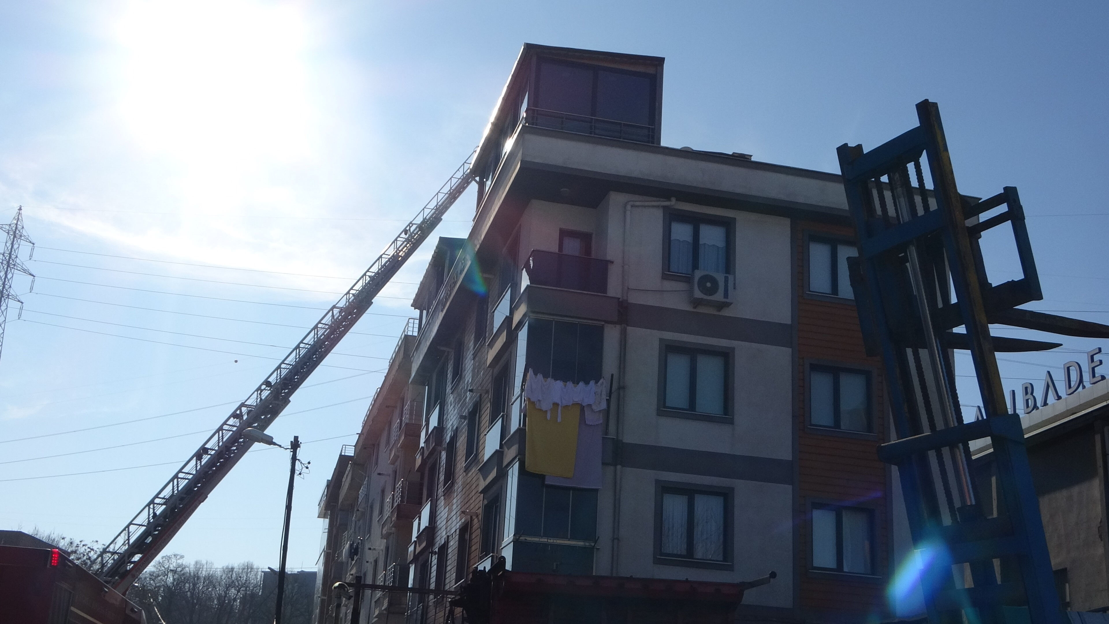 Sancaktepe'de sıcak saatler! 6 kişilik aile canını zor kurtardı, mahalle ayağa kalktı - 2. Resim