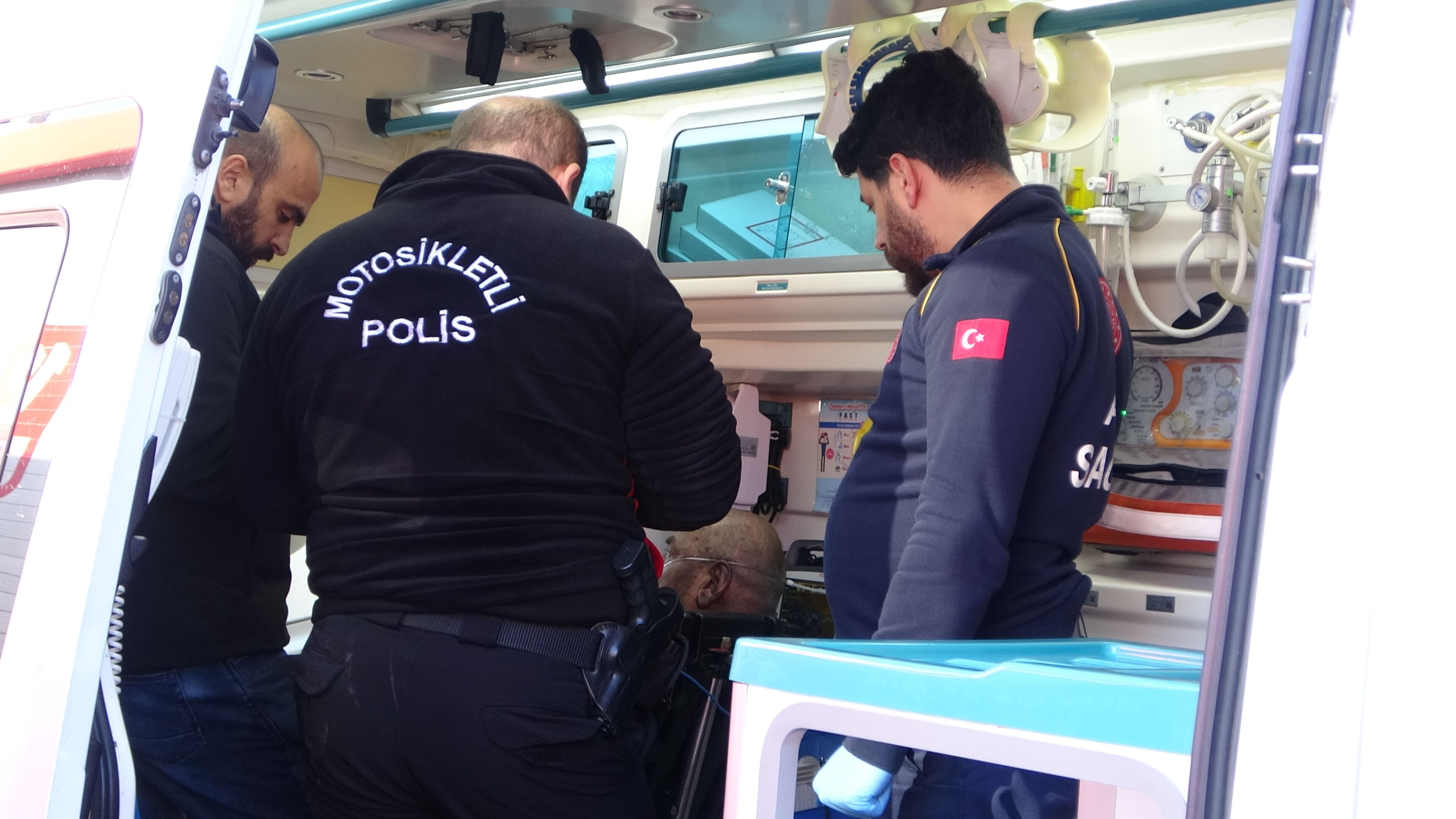 Sancaktepe'de sıcak saatler! 6 kişilik aile canını zor kurtardı, mahalle ayağa kalktı - 1. Resim