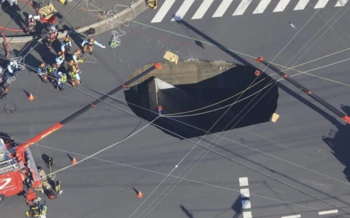 Yol çöktü, kamyonet dev çukura düştü! Görenler gözlerine inanamadı - 1. Resim