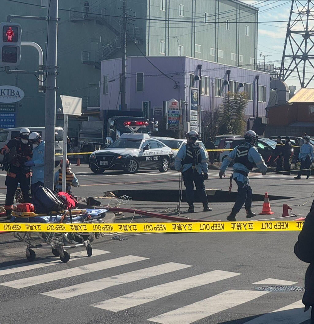 Yol çöktü, kamyonet dev çukura düştü! Görenler gözlerine inanamadı - 2. Resim