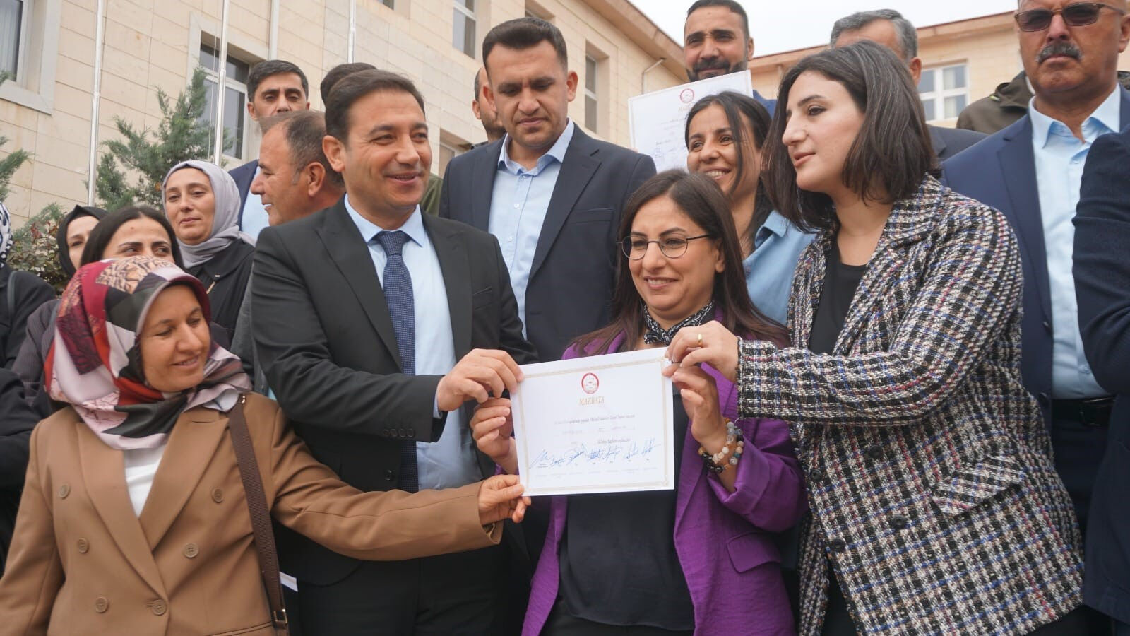 DEM'li başkana hapis cezası! Belediyeye atanan kayyımın ilk işi bakın ne oldu Başkan terörden hapis cezası aldı! DEM'li belediyeye atanan kayyumun ilk işi bakın ne oldu - 1. Resim